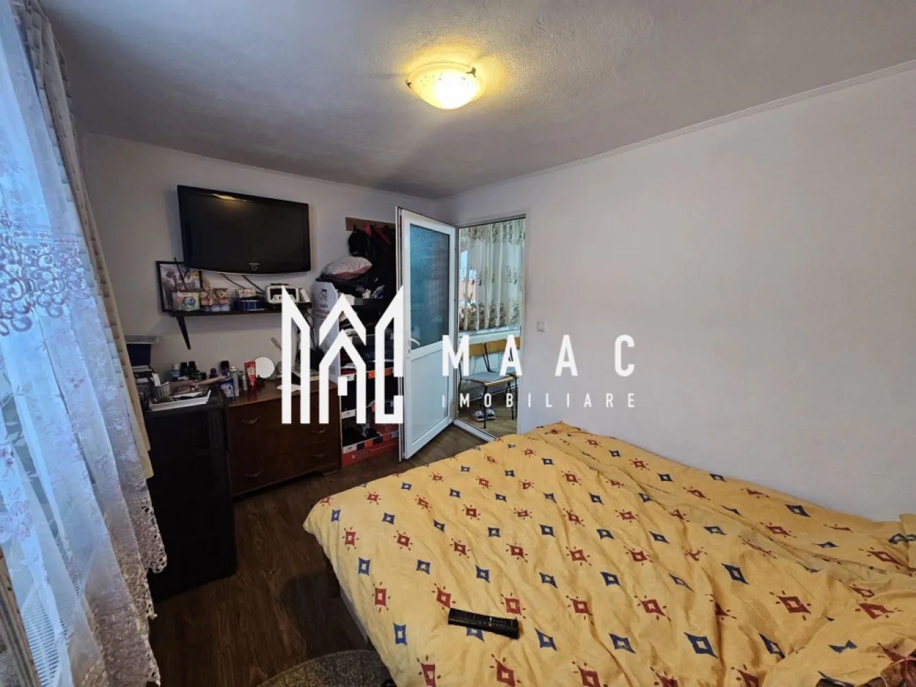 Casa Individuala | 2 Corpuri | 4 Camere | 100 MPU | Saliste - MAAC Imobiliare vă propune spre vânzare o proprietate formată din două corpuri de clădire, cu o suprafață utilă totală de 85 mp si un teren de 364mp, situată în imediata apropiere a centrului orașului Săliște, ideală pentru cei care caută un imobil versatil, bine poziționat și ușor accesibil. Acoperisul unui corp de cladire a fost schimbat in urma cu 3 ani. Locuința este compartimentată funcțional și cuprinde: -4 camere -1 bucătărie -1 baie -1 camara Cele două corpuri de clădire sunt separate printr-o poartă de trecere, oferind intimitate și posibilitatea utilizării independente, fiind potrivite pentru locuire multifamilială sau pentru combinarea spațiului rezidențial cu alte activități. Sistemul de încălzire este diferențiat: -un corp este încălzit cu gaz -celălalt corp dispune de încălzire cu centrala pe lemne și pivniță, ideală pentru depozitare și spațiu tehnic Accesul la proprietate se face direct din stradă, asigurând confort și ușurință în utilizarea zilnică. Amplasarea aproape de centrul orașului Săliște oferă acces rapid la facilități locale, magazine și instituții, ceea ce transformă această proprietate într-o opțiune potrivită atât pentru locuință, cât și pentru investiție. Pentru mai multe detalii sau pentru programarea unei vizionări vă rugăm să menționați la telefon numărul CP2833580. }}