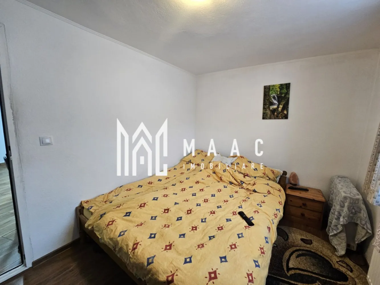 Casa Individuala | 2 Corpuri | 4 Camere | 100 MPU | Saliste - MAAC Imobiliare vă propune spre vânzare o proprietate formată din două corpuri de clădire, cu o suprafață utilă totală de 85 mp si un teren de 364mp, situată în imediata apropiere a centrului orașului Săliște, ideală pentru cei care caută un imobil versatil, bine poziționat și ușor accesibil. Acoperisul unui corp de cladire a fost schimbat in urma cu 3 ani. Locuința este compartimentată funcțional și cuprinde: -4 camere -1 bucătărie -1 baie -1 camara Cele două corpuri de clădire sunt separate printr-o poartă de trecere, oferind intimitate și posibilitatea utilizării independente, fiind potrivite pentru locuire multifamilială sau pentru combinarea spațiului rezidențial cu alte activități. Sistemul de încălzire este diferențiat: -un corp este încălzit cu gaz -celălalt corp dispune de încălzire cu centrala pe lemne și pivniță, ideală pentru depozitare și spațiu tehnic Accesul la proprietate se face direct din stradă, asigurând confort și ușurință în utilizarea zilnică. Amplasarea aproape de centrul orașului Săliște oferă acces rapid la facilități locale, magazine și instituții, ceea ce transformă această proprietate într-o opțiune potrivită atât pentru locuință, cât și pentru investiție. Pentru mai multe detalii sau pentru programarea unei vizionări vă rugăm să menționați la telefon numărul CP2833580. }}