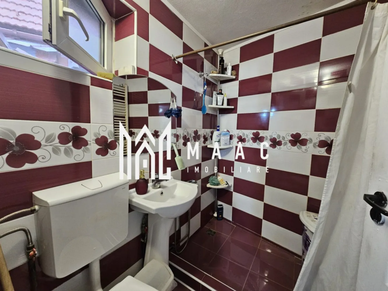 Casa Individuala | 2 Corpuri | 4 Camere | 100 MPU | Saliste - MAAC Imobiliare vă propune spre vânzare o proprietate formată din două corpuri de clădire, cu o suprafață utilă totală de 85 mp si un teren de 364mp, situată în imediata apropiere a centrului orașului Săliște, ideală pentru cei care caută un imobil versatil, bine poziționat și ușor accesibil. Acoperisul unui corp de cladire a fost schimbat in urma cu 3 ani. Locuința este compartimentată funcțional și cuprinde: -4 camere -1 bucătărie -1 baie -1 camara Cele două corpuri de clădire sunt separate printr-o poartă de trecere, oferind intimitate și posibilitatea utilizării independente, fiind potrivite pentru locuire multifamilială sau pentru combinarea spațiului rezidențial cu alte activități. Sistemul de încălzire este diferențiat: -un corp este încălzit cu gaz -celălalt corp dispune de încălzire cu centrala pe lemne și pivniță, ideală pentru depozitare și spațiu tehnic Accesul la proprietate se face direct din stradă, asigurând confort și ușurință în utilizarea zilnică. Amplasarea aproape de centrul orașului Săliște oferă acces rapid la facilități locale, magazine și instituții, ceea ce transformă această proprietate într-o opțiune potrivită atât pentru locuință, cât și pentru investiție. Pentru mai multe detalii sau pentru programarea unei vizionări vă rugăm să menționați la telefon numărul CP2833580. }}