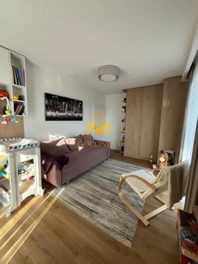 3 camere LUX, Cartierul Zorilor, Frunzișului, Lidl, Golden Tulip - GOLDNESS Imobiliare vă propune spre închiriere un apartament cu 3 camere complet mobilat și utilat, la etajul 3 într-un imobil de 10 etaje, în Cartierul Zorilor Dispune de loc de parcare subterana și boxa. Se află în apropierea stațiilor de transport în comun, magazine, restaurante, spații verzi, farmacii, etc. Apartamentul este compartimentat astfel: - 2 dormitoare cu pat matrimonial și canapea extensibila, dressing, noptiere - living cu bucatarie open space complet utilată și mobilată, canapea extensibilă, loc de servit masa - 2 bai cu dus walkin și cada, calorifer port prosop și dulap pentru depozitare. - terasa de 30 mp. Imobilul este dotat cu toate cele necesare- încălzire în pardoseala, frigider, aragaz, hotă, mașină de spălat haine, mașina spălat vase etc. Dacă sunteți interesați de acest apartament și doriți să îl vizionați, dar și pentru alte oferte nu ezitați să ne contactați telefonic sau prin e-mail. Vă stăm la dispoziție! Pentru intermediere se percepe un comision de 50% din prețul chiriei! }}
