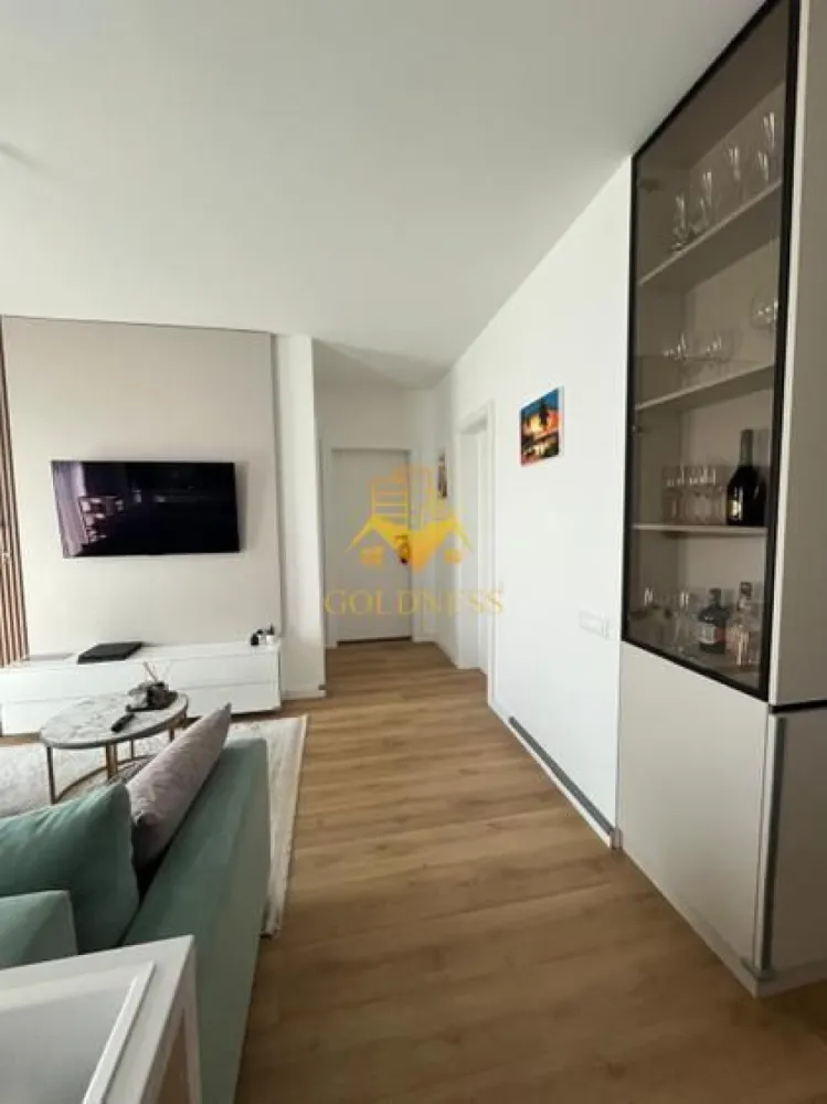 3 camere LUX, Cartierul Zorilor, Frunzișului, Lidl, Golden Tulip - GOLDNESS Imobiliare vă propune spre închiriere un apartament cu 3 camere complet mobilat și utilat, la etajul 3 într-un imobil de 10 etaje, în Cartierul Zorilor Dispune de loc de parcare subterana și boxa. Se află în apropierea stațiilor de transport în comun, magazine, restaurante, spații verzi, farmacii, etc. Apartamentul este compartimentat astfel: - 2 dormitoare cu pat matrimonial și canapea extensibila, dressing, noptiere - living cu bucatarie open space complet utilată și mobilată, canapea extensibilă, loc de servit masa - 2 bai cu dus walkin și cada, calorifer port prosop și dulap pentru depozitare. - terasa de 30 mp. Imobilul este dotat cu toate cele necesare- încălzire în pardoseala, frigider, aragaz, hotă, mașină de spălat haine, mașina spălat vase etc. Dacă sunteți interesați de acest apartament și doriți să îl vizionați, dar și pentru alte oferte nu ezitați să ne contactați telefonic sau prin e-mail. Vă stăm la dispoziție! Pentru intermediere se percepe un comision de 50% din prețul chiriei! }}