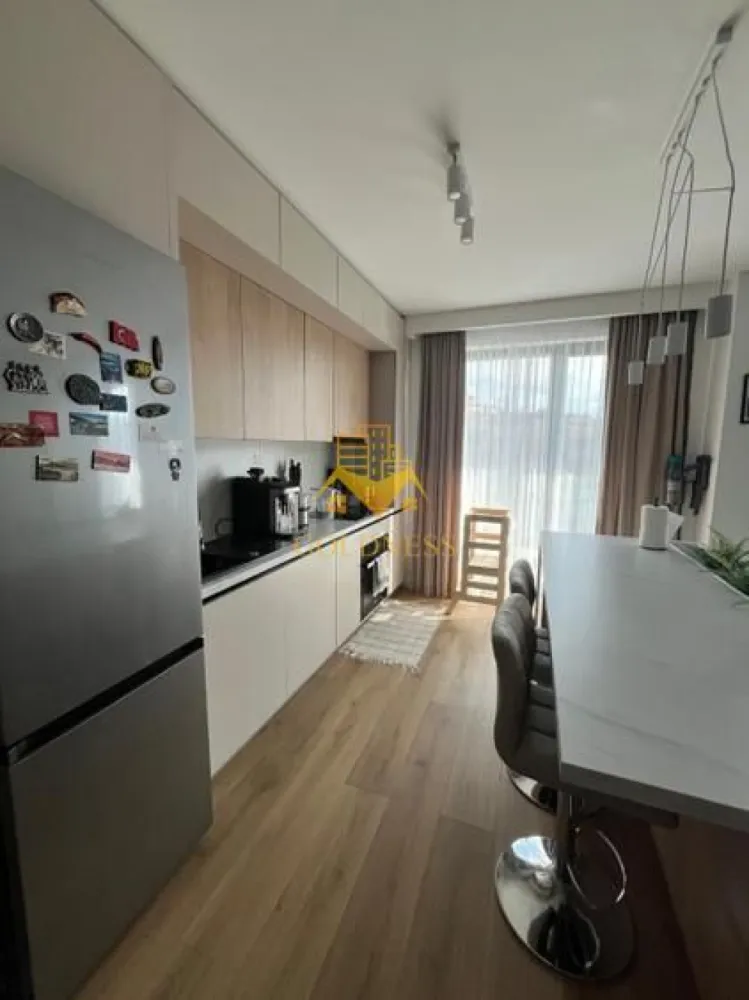 3 camere LUX, Cartierul Zorilor, Frunzișului, Lidl, Golden Tulip - GOLDNESS Imobiliare vă propune spre închiriere un apartament cu 3 camere complet mobilat și utilat, la etajul 3 într-un imobil de 10 etaje, în Cartierul Zorilor Dispune de loc de parcare subterana și boxa. Se află în apropierea stațiilor de transport în comun, magazine, restaurante, spații verzi, farmacii, etc. Apartamentul este compartimentat astfel: - 2 dormitoare cu pat matrimonial și canapea extensibila, dressing, noptiere - living cu bucatarie open space complet utilată și mobilată, canapea extensibilă, loc de servit masa - 2 bai cu dus walkin și cada, calorifer port prosop și dulap pentru depozitare. - terasa de 30 mp. Imobilul este dotat cu toate cele necesare- încălzire în pardoseala, frigider, aragaz, hotă, mașină de spălat haine, mașina spălat vase etc. Dacă sunteți interesați de acest apartament și doriți să îl vizionați, dar și pentru alte oferte nu ezitați să ne contactați telefonic sau prin e-mail. Vă stăm la dispoziție! Pentru intermediere se percepe un comision de 50% din prețul chiriei! }}