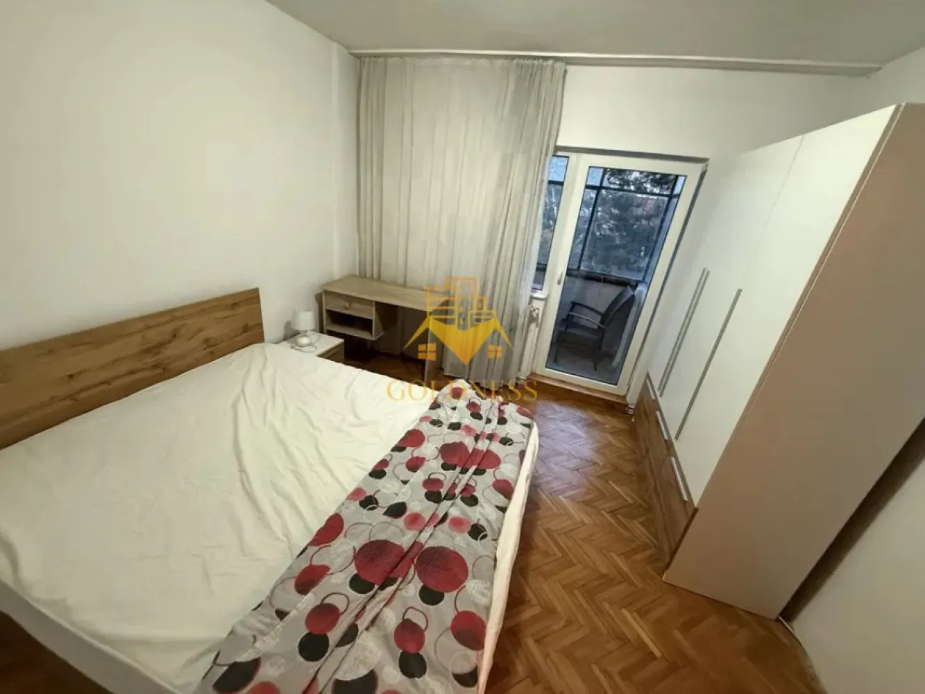 2 camere decomandate, balcon, Zona Manastur, Lukoil, BAM Market - GOLDNESS Imobiliare vă propune spre închiriere un apartament cu 2 camere complet mobilat și utilat, la etajul 2 într-un imobil de 8 etaje, în Cartierul Manastur . Posibilitatea de a parca in zona Se află în apropierea stațiilor de transport în comun, magazine, restaurante, spații verzi, farmacii, etc. Apartamentul este compartimentat astfel: - dormitor cu pat matrimonial, dressing, noptiere, birou - dormitor cu pat matrimonial, dressing, dulap - bucatarie complet utilată și mobilată, loc de servit masa - baie cu cada, calorifer port prosop și dulap pentru depozitare. - 2 balcoane cate 5 mp. Imobilul este dotat cu toate cele necesare- centrală proprie, frigider, aragaz, hotă, mașină de spălat haine, etc. Dacă sunteți interesați de acest apartament și doriți să îl vizionați, dar și pentru alte oferte nu ezitați să ne contactați telefonic sau prin e-mail. Vă stăm la dispoziție! Pentru intermediere se percepe un comision de 50% din prețul chiriei! }}