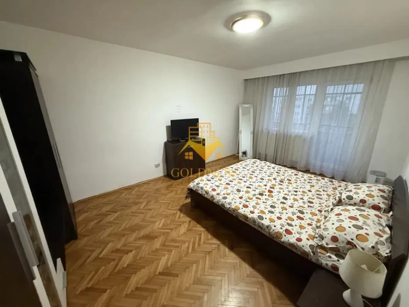 2 camere decomandate, balcon, Zona Manastur, Lukoil, BAM Market - GOLDNESS Imobiliare vă propune spre închiriere un apartament cu 2 camere complet mobilat și utilat, la etajul 2 într-un imobil de 8 etaje, în Cartierul Manastur . Posibilitatea de a parca in zona Se află în apropierea stațiilor de transport în comun, magazine, restaurante, spații verzi, farmacii, etc. Apartamentul este compartimentat astfel: - dormitor cu pat matrimonial, dressing, noptiere, birou - dormitor cu pat matrimonial, dressing, dulap - bucatarie complet utilată și mobilată, loc de servit masa - baie cu cada, calorifer port prosop și dulap pentru depozitare. - 2 balcoane cate 5 mp. Imobilul este dotat cu toate cele necesare- centrală proprie, frigider, aragaz, hotă, mașină de spălat haine, etc. Dacă sunteți interesați de acest apartament și doriți să îl vizionați, dar și pentru alte oferte nu ezitați să ne contactați telefonic sau prin e-mail. Vă stăm la dispoziție! Pentru intermediere se percepe un comision de 50% din prețul chiriei! }}