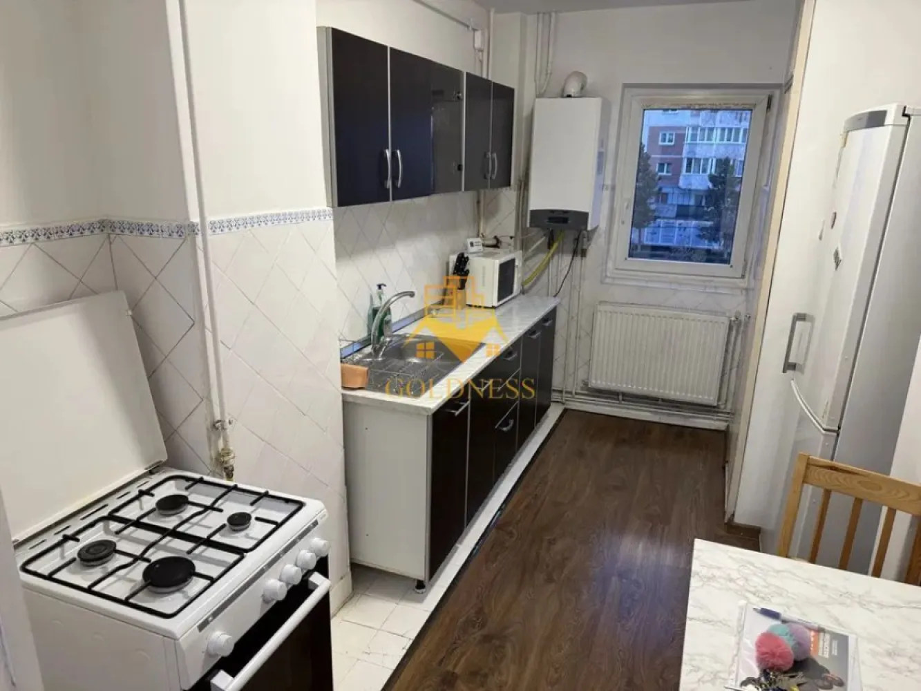 2 camere decomandate, balcon, Zona Manastur, Lukoil, BAM Market - GOLDNESS Imobiliare vă propune spre închiriere un apartament cu 2 camere complet mobilat și utilat, la etajul 2 într-un imobil de 8 etaje, în Cartierul Manastur . Posibilitatea de a parca in zona Se află în apropierea stațiilor de transport în comun, magazine, restaurante, spații verzi, farmacii, etc. Apartamentul este compartimentat astfel: - dormitor cu pat matrimonial, dressing, noptiere, birou - dormitor cu pat matrimonial, dressing, dulap - bucatarie complet utilată și mobilată, loc de servit masa - baie cu cada, calorifer port prosop și dulap pentru depozitare. - 2 balcoane cate 5 mp. Imobilul este dotat cu toate cele necesare- centrală proprie, frigider, aragaz, hotă, mașină de spălat haine, etc. Dacă sunteți interesați de acest apartament și doriți să îl vizionați, dar și pentru alte oferte nu ezitați să ne contactați telefonic sau prin e-mail. Vă stăm la dispoziție! Pentru intermediere se percepe un comision de 50% din prețul chiriei! }}