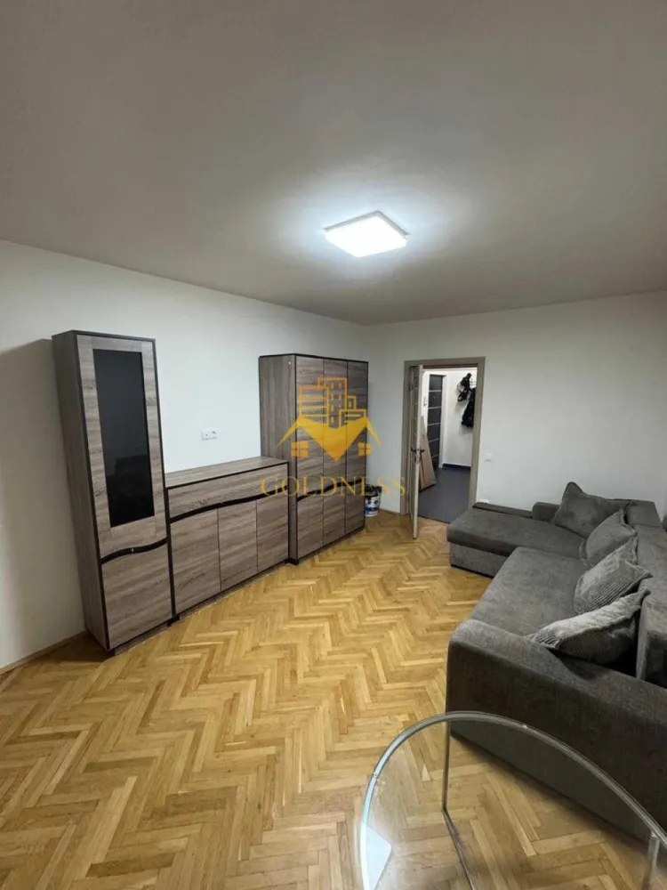 3 camere, Cartierul Gruia, Parcul Cetățuia, Stadionul CFR, loc parcare - GOLDNESS Imobiliare vă propune spre închiriere un apartament cu 3 camere complet mobilat și utilat, la etajul 3 într-un imobil de 4 etaje, în Cartierul Gruia. Dispune de loc de parcare! Se află în apropierea stațiilor de transport în comun, magazine, restaurante, spații verzi, farmacii, etc. Apartamentul este compartimentat astfel: - 2 dormitoare cu pat matrimonial, dressing, noptiere - living, bucatarie complet utilată și mobilată, canapea extensibilă, loc de servit masa - baie cu dus walkin, calorifer port prosop și dulap pentru depozitare. - balcon deschis 4mp. Imobilul este dotat cu toate cele necesare- centrală proprie, frigider, aragaz, hotă, mașină de spălat haine, etc. Dacă sunteți interesați de acest apartament și doriți să îl vizionați, dar și pentru alte oferte nu ezitați să ne contactați telefonic sau prin e-mail. Vă stăm la dispoziție! Pentru intermediere se percepe un comision de 50% din prețul chiriei! }}