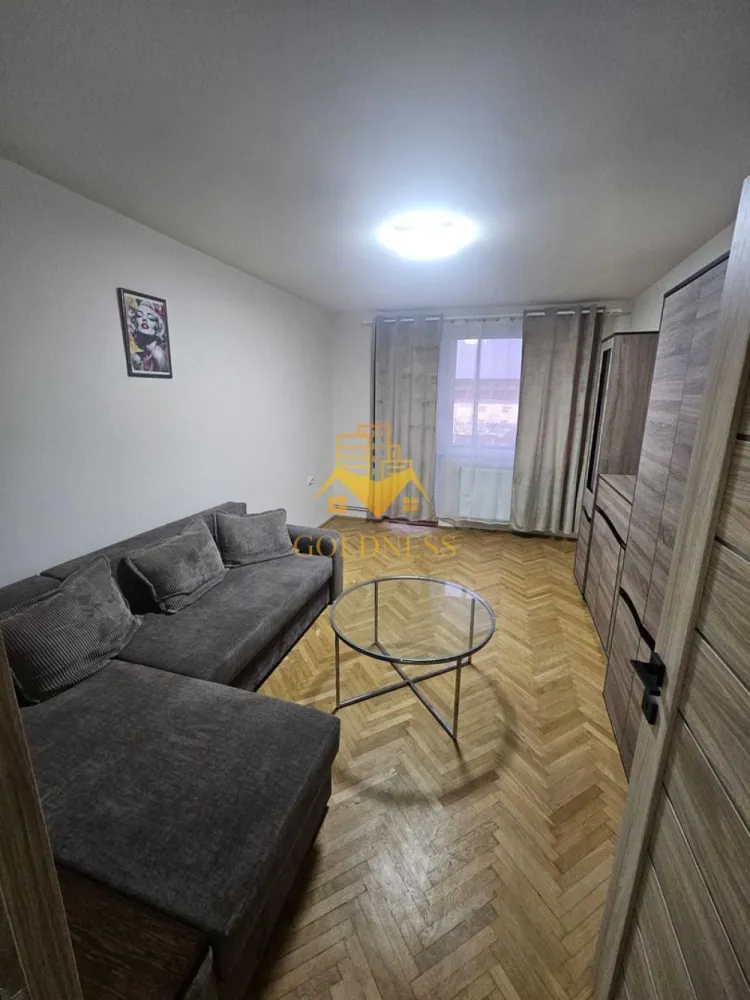 3 camere, Cartierul Gruia, Parcul Cetățuia, Stadionul CFR, loc parcare - GOLDNESS Imobiliare vă propune spre închiriere un apartament cu 3 camere complet mobilat și utilat, la etajul 3 într-un imobil de 4 etaje, în Cartierul Gruia. Dispune de loc de parcare! Se află în apropierea stațiilor de transport în comun, magazine, restaurante, spații verzi, farmacii, etc. Apartamentul este compartimentat astfel: - 2 dormitoare cu pat matrimonial, dressing, noptiere - living, bucatarie complet utilată și mobilată, canapea extensibilă, loc de servit masa - baie cu dus walkin, calorifer port prosop și dulap pentru depozitare. - balcon deschis 4mp. Imobilul este dotat cu toate cele necesare- centrală proprie, frigider, aragaz, hotă, mașină de spălat haine, etc. Dacă sunteți interesați de acest apartament și doriți să îl vizionați, dar și pentru alte oferte nu ezitați să ne contactați telefonic sau prin e-mail. Vă stăm la dispoziție! Pentru intermediere se percepe un comision de 50% din prețul chiriei! }}