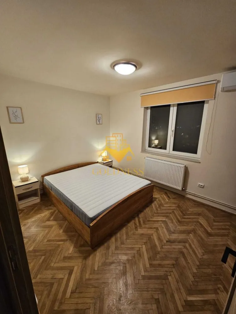 3 camere, Cartierul Gruia, Parcul Cetățuia, Stadionul CFR, loc parcare - GOLDNESS Imobiliare vă propune spre închiriere un apartament cu 3 camere complet mobilat și utilat, la etajul 3 într-un imobil de 4 etaje, în Cartierul Gruia. Dispune de loc de parcare! Se află în apropierea stațiilor de transport în comun, magazine, restaurante, spații verzi, farmacii, etc. Apartamentul este compartimentat astfel: - 2 dormitoare cu pat matrimonial, dressing, noptiere - living, bucatarie complet utilată și mobilată, canapea extensibilă, loc de servit masa - baie cu dus walkin, calorifer port prosop și dulap pentru depozitare. - balcon deschis 4mp. Imobilul este dotat cu toate cele necesare- centrală proprie, frigider, aragaz, hotă, mașină de spălat haine, etc. Dacă sunteți interesați de acest apartament și doriți să îl vizionați, dar și pentru alte oferte nu ezitați să ne contactați telefonic sau prin e-mail. Vă stăm la dispoziție! Pentru intermediere se percepe un comision de 50% din prețul chiriei! }}