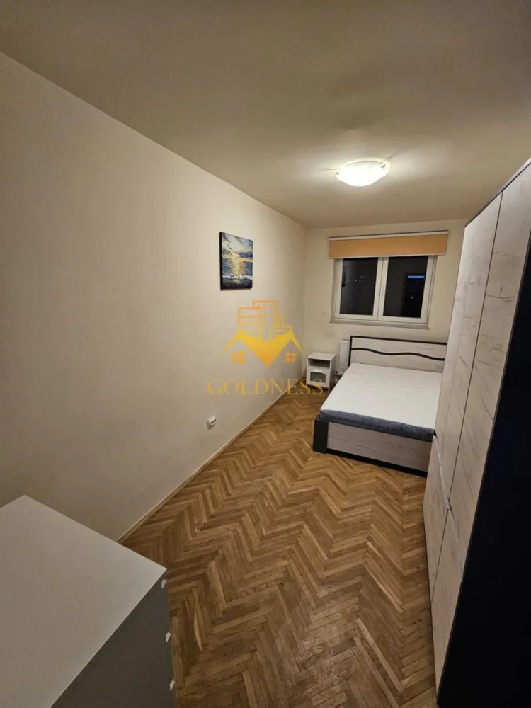 3 camere, Cartierul Gruia, Parcul Cetățuia, Stadionul CFR, loc parcare - GOLDNESS Imobiliare vă propune spre închiriere un apartament cu 3 camere complet mobilat și utilat, la etajul 3 într-un imobil de 4 etaje, în Cartierul Gruia. Dispune de loc de parcare! Se află în apropierea stațiilor de transport în comun, magazine, restaurante, spații verzi, farmacii, etc. Apartamentul este compartimentat astfel: - 2 dormitoare cu pat matrimonial, dressing, noptiere - living, bucatarie complet utilată și mobilată, canapea extensibilă, loc de servit masa - baie cu dus walkin, calorifer port prosop și dulap pentru depozitare. - balcon deschis 4mp. Imobilul este dotat cu toate cele necesare- centrală proprie, frigider, aragaz, hotă, mașină de spălat haine, etc. Dacă sunteți interesați de acest apartament și doriți să îl vizionați, dar și pentru alte oferte nu ezitați să ne contactați telefonic sau prin e-mail. Vă stăm la dispoziție! Pentru intermediere se percepe un comision de 50% din prețul chiriei! }}