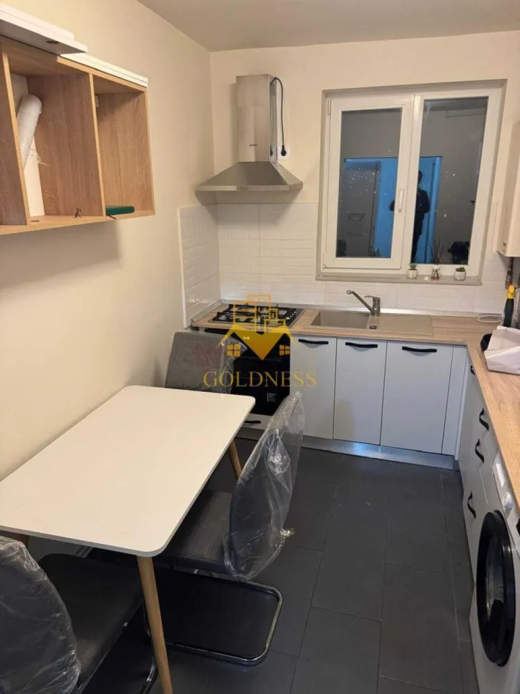 3 camere, Cartierul Gruia, Parcul Cetățuia, Stadionul CFR, loc parcare - GOLDNESS Imobiliare vă propune spre închiriere un apartament cu 3 camere complet mobilat și utilat, la etajul 3 într-un imobil de 4 etaje, în Cartierul Gruia. Dispune de loc de parcare! Se află în apropierea stațiilor de transport în comun, magazine, restaurante, spații verzi, farmacii, etc. Apartamentul este compartimentat astfel: - 2 dormitoare cu pat matrimonial, dressing, noptiere - living, bucatarie complet utilată și mobilată, canapea extensibilă, loc de servit masa - baie cu dus walkin, calorifer port prosop și dulap pentru depozitare. - balcon deschis 4mp. Imobilul este dotat cu toate cele necesare- centrală proprie, frigider, aragaz, hotă, mașină de spălat haine, etc. Dacă sunteți interesați de acest apartament și doriți să îl vizionați, dar și pentru alte oferte nu ezitați să ne contactați telefonic sau prin e-mail. Vă stăm la dispoziție! Pentru intermediere se percepe un comision de 50% din prețul chiriei! }}