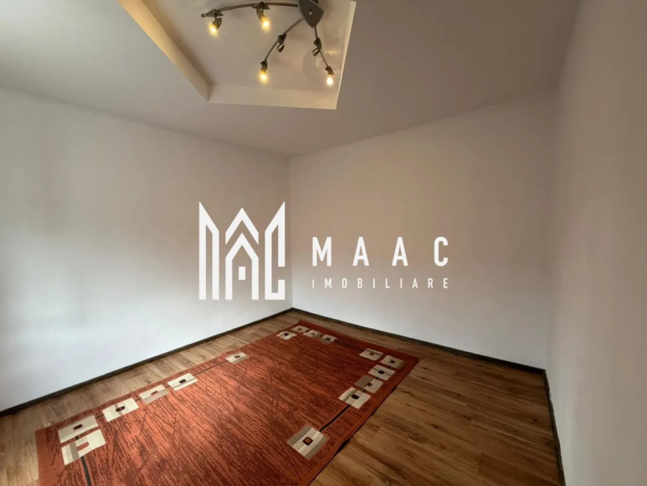 Casa individuala | 4 camere | Teren 978 | Zona Turnisor - MAAC Imobiliare vă propune spre vânzare o casă spațioasă și bine compartimentată, ideală pentru o familie care își dorește confort, intimitate și un spațiu generos pentru relaxare. Proprietatea este compusă din 4 camere luminoase, pivniță și demisol, oferind multiple posibilități de utilizare, fie pentru depozitare, fie pentru amenajarea unor spații suplimentare funcționale. Imobilul beneficiază și de garaj, asigurând protecție și confort pentru autoturism. Curtea liberă, cu o suprafață de 660 mp, este un adevărat avantaj, fiind amenajată cu zonă de grătar, grădină și spațiu de relaxare. În plus, proprietatea dispune de dependințe, ideale pentru activități gospodărești sau depozitare. Caracteristici principale: • 4 camere spațioase • Pivniță și demisol • Garaj • Curte liberă 660 mp • Zonă de grătar • Dependințe • Zonă liniștită, potrivită pentru locuit Această proprietate reprezintă o alegere excelentă atât pentru locuință permanentă, cât și ca investiție. Pentru mai multe informații sau pentru a programa o vizionare, echipa MAAC Imobiliare vă stă la dispoziție. ID: CP2993827 }}