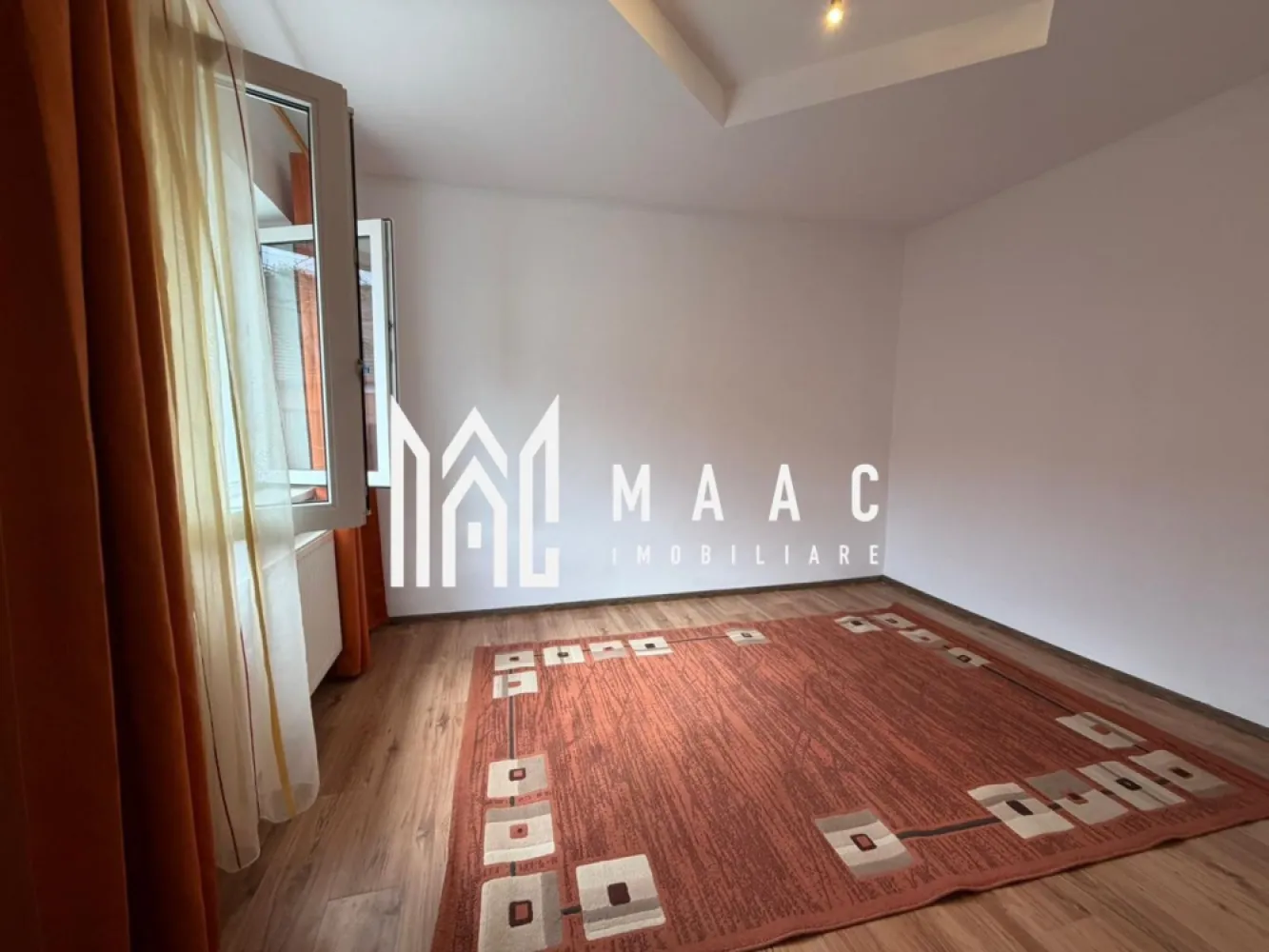 Casa individuala | 4 camere | Teren 978 | Zona Turnisor - MAAC Imobiliare vă propune spre vânzare o casă spațioasă și bine compartimentată, ideală pentru o familie care își dorește confort, intimitate și un spațiu generos pentru relaxare. Proprietatea este compusă din 4 camere luminoase, pivniță și demisol, oferind multiple posibilități de utilizare, fie pentru depozitare, fie pentru amenajarea unor spații suplimentare funcționale. Imobilul beneficiază și de garaj, asigurând protecție și confort pentru autoturism. Curtea liberă, cu o suprafață de 660 mp, este un adevărat avantaj, fiind amenajată cu zonă de grătar, grădină și spațiu de relaxare. În plus, proprietatea dispune de dependințe, ideale pentru activități gospodărești sau depozitare. Caracteristici principale: • 4 camere spațioase • Pivniță și demisol • Garaj • Curte liberă 660 mp • Zonă de grătar • Dependințe • Zonă liniștită, potrivită pentru locuit Această proprietate reprezintă o alegere excelentă atât pentru locuință permanentă, cât și ca investiție. Pentru mai multe informații sau pentru a programa o vizionare, echipa MAAC Imobiliare vă stă la dispoziție. ID: CP2993827 }}