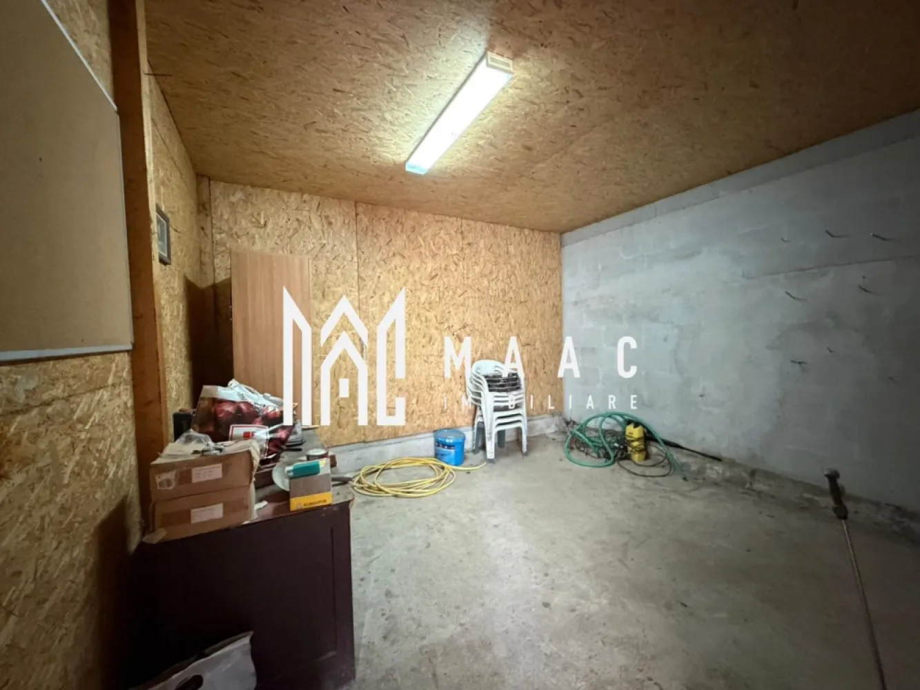 Casa individuala | 4 camere | Teren 978 | Zona Turnisor - MAAC Imobiliare vă propune spre vânzare o casă spațioasă și bine compartimentată, ideală pentru o familie care își dorește confort, intimitate și un spațiu generos pentru relaxare. Proprietatea este compusă din 4 camere luminoase, pivniță și demisol, oferind multiple posibilități de utilizare, fie pentru depozitare, fie pentru amenajarea unor spații suplimentare funcționale. Imobilul beneficiază și de garaj, asigurând protecție și confort pentru autoturism. Curtea liberă, cu o suprafață de 660 mp, este un adevărat avantaj, fiind amenajată cu zonă de grătar, grădină și spațiu de relaxare. În plus, proprietatea dispune de dependințe, ideale pentru activități gospodărești sau depozitare. Caracteristici principale: • 4 camere spațioase • Pivniță și demisol • Garaj • Curte liberă 660 mp • Zonă de grătar • Dependințe • Zonă liniștită, potrivită pentru locuit Această proprietate reprezintă o alegere excelentă atât pentru locuință permanentă, cât și ca investiție. Pentru mai multe informații sau pentru a programa o vizionare, echipa MAAC Imobiliare vă stă la dispoziție. ID: CP2993827 }}