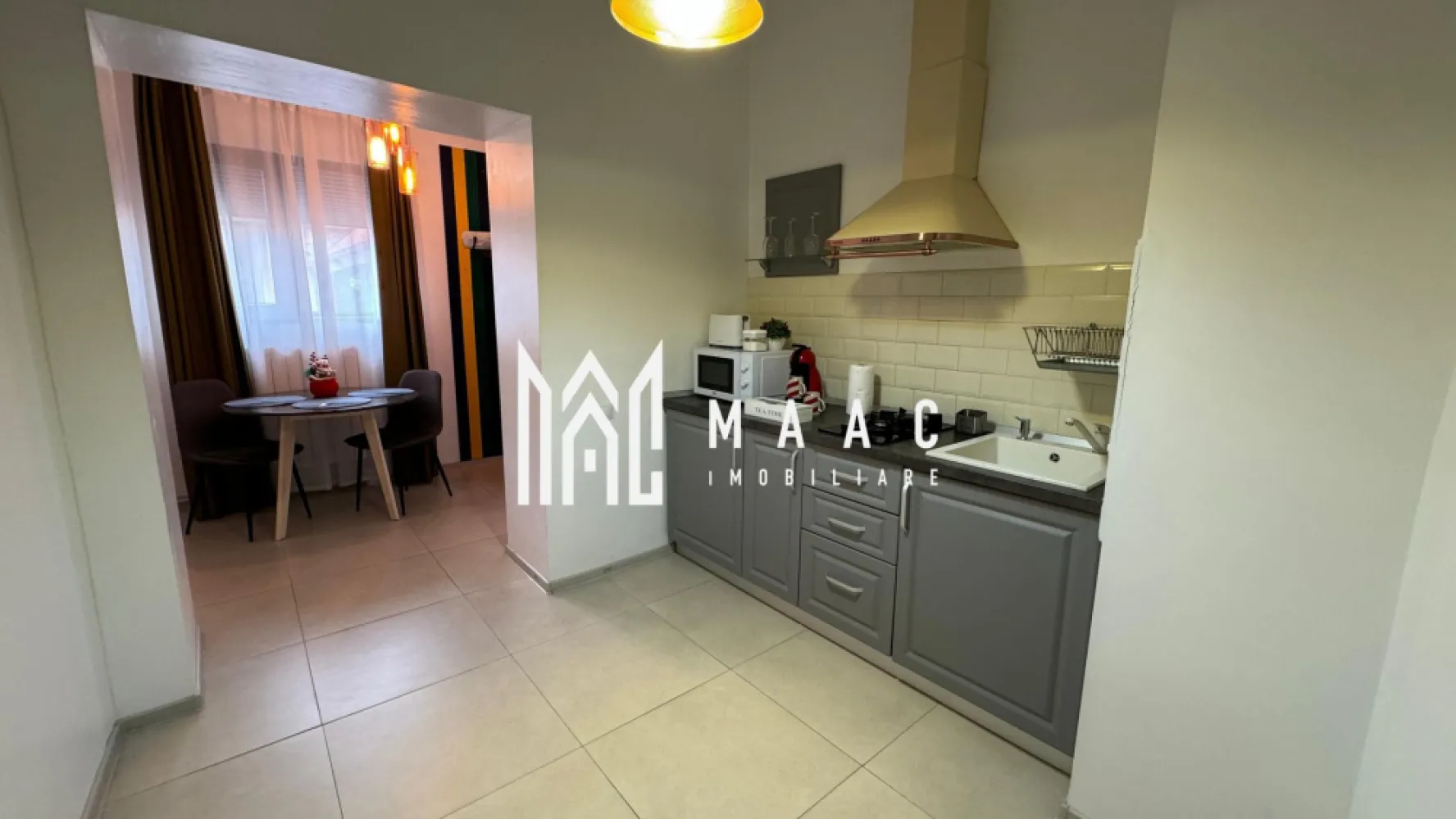 2 Garsoniere | Etaj 1 | Ultracentral - MAAC Imobiliare propune atentiei dumneavoastra o oportunitate de investitie, afacere la cheie, in inima orasului Sibiu. Cele 2 garsoniere elegante au fost renovate, se predau complet mobilate si utilate, impreuna cu contul de Booking (nota 9,7). Functioneaza cu succes de cativa ani in regim hotelier. Supafata utila este de 40mp, respectiv 37mp. Fiecare garsoniera este alcatuita din dormitor cu pat matromonial, chicineta cu toate facilitatile, zona de dining, baie moderna cu geam. Accesul se face de pe terasa. Aferent - pivnita, debara, pod. Sunt situate una langa alta, la etajul 1 al unei cladiri de tip casa cu regim de inaltime P+E. Acoperisul cladirii este din tigla si a fost schimbat recent. Sistemul de incalzire este cu centrala proprie (pentru ambele garsoniere) si calorifere. Curtea interioara are suprafata de 200mp. Pentru mai multe detalii sau pentru a programa o vizionare, va rugam specificati telefonic ID: CP2822847 }}