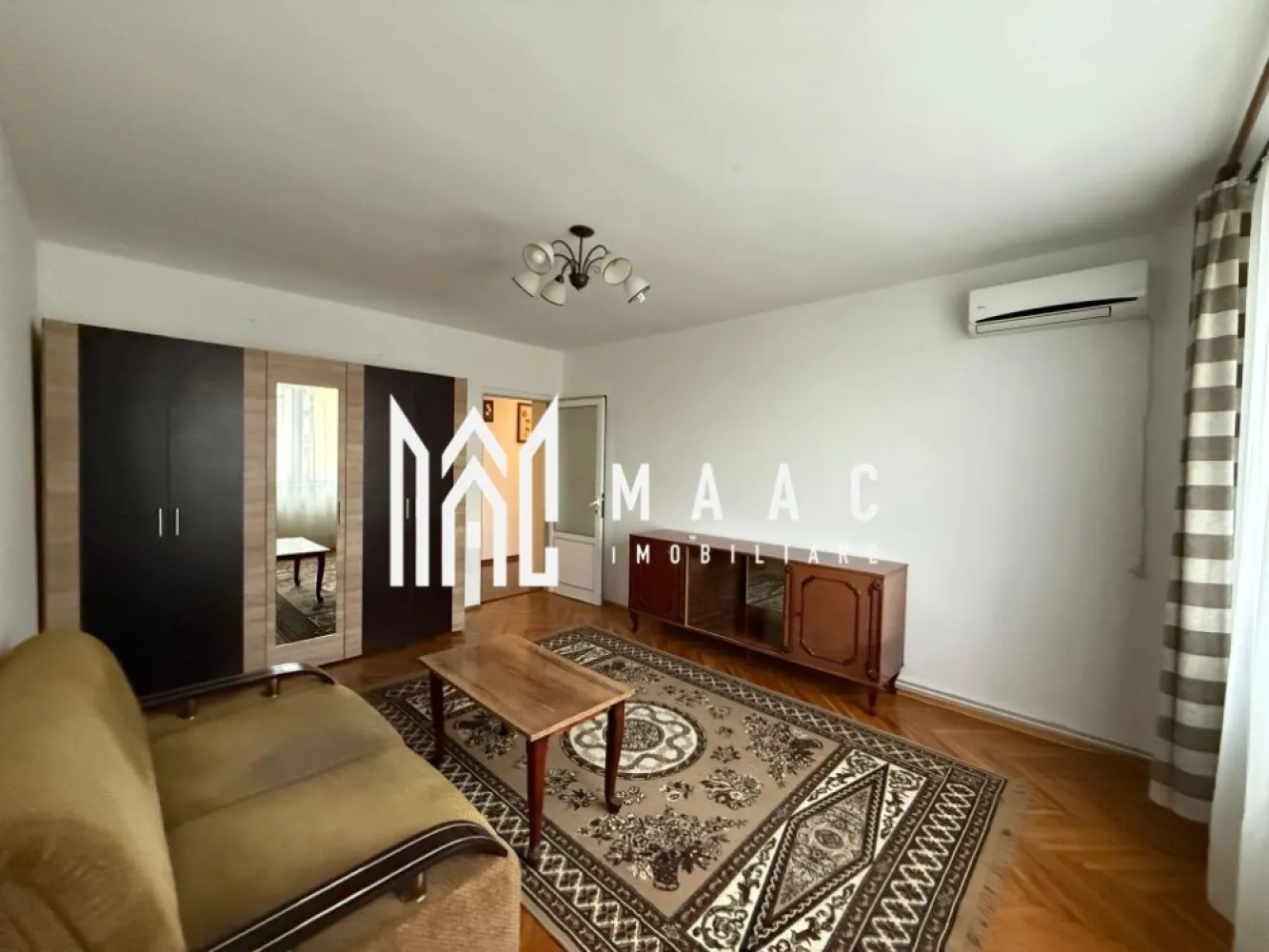 Apartament 3 camere | Etaj 3 | 2 Balcoane | Mihai Viteazu - Apartament 3 camere de vânzare Sibiu – 76 mp – 2 balcoane – etaj 3 – pivniță MAAC Imobiliare vă propune spre vânzare un apartament cu 3 camere, decomandat, situat la etajul 3 într-un bloc din cărămidă, în Sibiu. Locuința este mobilată și utilată, fiind potrivită atât pentru locuit, cât și pentru investiție în închiriere. Detalii apartament Suprafață utilă: 76 mp 2 balcoane mari Etaj: 3 Compartimentare decomandată: hol bucătărie cu balcon sufragerie dormitor 1 dormitor 2 cu balcon baie debara Pivniță mare pentru depozitare Dotări și avantaje Centrală termică proprie Aer condiționat Mobilat și utilat Mașină de spălat rufe Mașină de spălat vase Bloc din cărămidă – confort termic și fonic mai bun Compartimentare eficientă și spații generoase Avantaje Apartament spațios, ideal pentru familie Două balcoane – mai mult spațiu și lumină Costuri eficiente datorită centralei proprii Potrivit pentru locuință sau investiție Pentru mai multe informații sau pentru a programa o vizionare specificati ID: CP2993959 }}