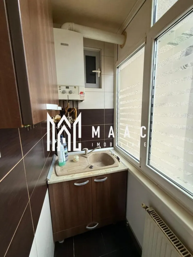 Apartament 3 camere | Etaj 3 | 2 Balcoane | Mihai Viteazu - Apartament 3 camere de vânzare Sibiu – 76 mp – 2 balcoane – etaj 3 – pivniță MAAC Imobiliare vă propune spre vânzare un apartament cu 3 camere, decomandat, situat la etajul 3 într-un bloc din cărămidă, în Sibiu. Locuința este mobilată și utilată, fiind potrivită atât pentru locuit, cât și pentru investiție în închiriere. Detalii apartament Suprafață utilă: 76 mp 2 balcoane mari Etaj: 3 Compartimentare decomandată: hol bucătărie cu balcon sufragerie dormitor 1 dormitor 2 cu balcon baie debara Pivniță mare pentru depozitare Dotări și avantaje Centrală termică proprie Aer condiționat Mobilat și utilat Mașină de spălat rufe Mașină de spălat vase Bloc din cărămidă – confort termic și fonic mai bun Compartimentare eficientă și spații generoase Avantaje Apartament spațios, ideal pentru familie Două balcoane – mai mult spațiu și lumină Costuri eficiente datorită centralei proprii Potrivit pentru locuință sau investiție Pentru mai multe informații sau pentru a programa o vizionare specificati ID: CP2993959 }}