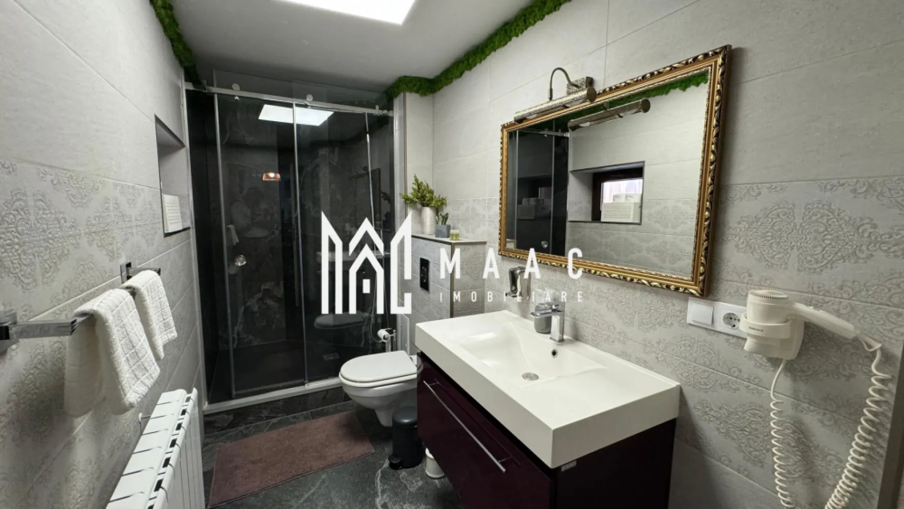 2 Garsoniere | Etaj 1 | Ultracentral - MAAC Imobiliare propune atentiei dumneavoastra o oportunitate de investitie, afacere la cheie, in inima orasului Sibiu. Cele 2 garsoniere elegante au fost renovate, se predau complet mobilate si utilate, impreuna cu contul de Booking (nota 9,7). Functioneaza cu succes de cativa ani in regim hotelier. Supafata utila este de 40mp, respectiv 37mp. Fiecare garsoniera este alcatuita din dormitor cu pat matromonial, chicineta cu toate facilitatile, zona de dining, baie moderna cu geam. Accesul se face de pe terasa. Aferent - pivnita, debara, pod. Sunt situate una langa alta, la etajul 1 al unei cladiri de tip casa cu regim de inaltime P+E. Acoperisul cladirii este din tigla si a fost schimbat recent. Sistemul de incalzire este cu centrala proprie (pentru ambele garsoniere) si calorifere. Curtea interioara are suprafata de 200mp. Pentru mai multe detalii sau pentru a programa o vizionare, va rugam specificati telefonic ID: CP2822847 }}