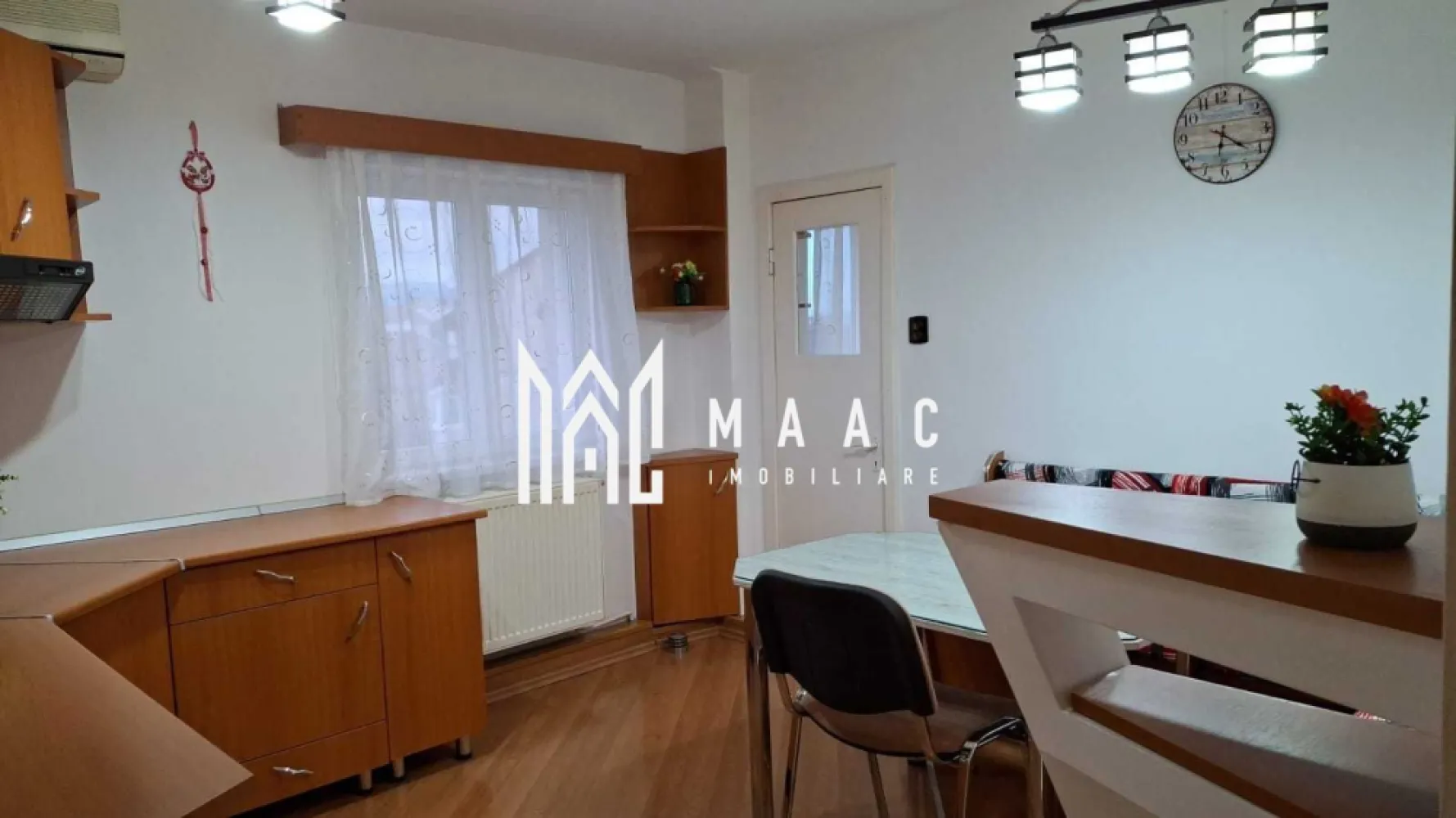 Apartamnet 4 Camere | 90 MPU | Central - MAAC Imobiliare vă propune spre vânzare un apartament cu 4 camere, situat ultracentral în Sibiu, la doar 3 minute de Promenada Mall – o locație excelentă pentru locuit, cu acces rapid către toate punctele de interes. Proprietatea este amplasată la etajul 4 din 4 și oferă o suprafață utilă de aproximativ 90 mp (114 mp construiți), beneficiind de vedere panoramică și lumină naturală pe tot parcursul zilei. Blocul a fost complet reabilitat termic în 2025 prin fonduri PNRR, cu termoizolație de 15 cm, acoperiș nou termo-hidroizolat și ignifugat. Compartimentare Hol de intrare (6 mp) cu 2 spații de depozitare tip dressing Bucătărie (12 mp) cu balcon închis, amenajat ca zonă de gătit 4 camere spațioase (2 dintre ele cu balcon) Hol secundar ce separă zona de zi de zona de noapte Debara (2 mp) cu rafturi 2 băi: una cu cadă și mașină de spălat, cealaltă cu cabină de duș 3 balcoane închise Dotări și finisaje Apartament proaspăt zugrăvit, curat și luminos Centrală termică proprie Aer condiționat Geamuri termopan Ușă metalică la intrare Electrocasnice incluse: combină frigorifică, aragaz, mașină de spălat rufe Acces în bloc cu interfon/cartelă Avantaje Zonă ultracentrală, lângă gară și Promenada Mall Bloc reabilitat complet în 2025 Multiple spații de depozitare Vedere mixtă, lumină naturală pe tot parcursul zilei Posibilitate de parcare în curtea interioară Aproape de: transport public, magazine, bănci, farmacii, parc, spital și centrul istoric Pentru mai multe detalii si programarea unei vizionari contactatine specificand ID:CP2993053