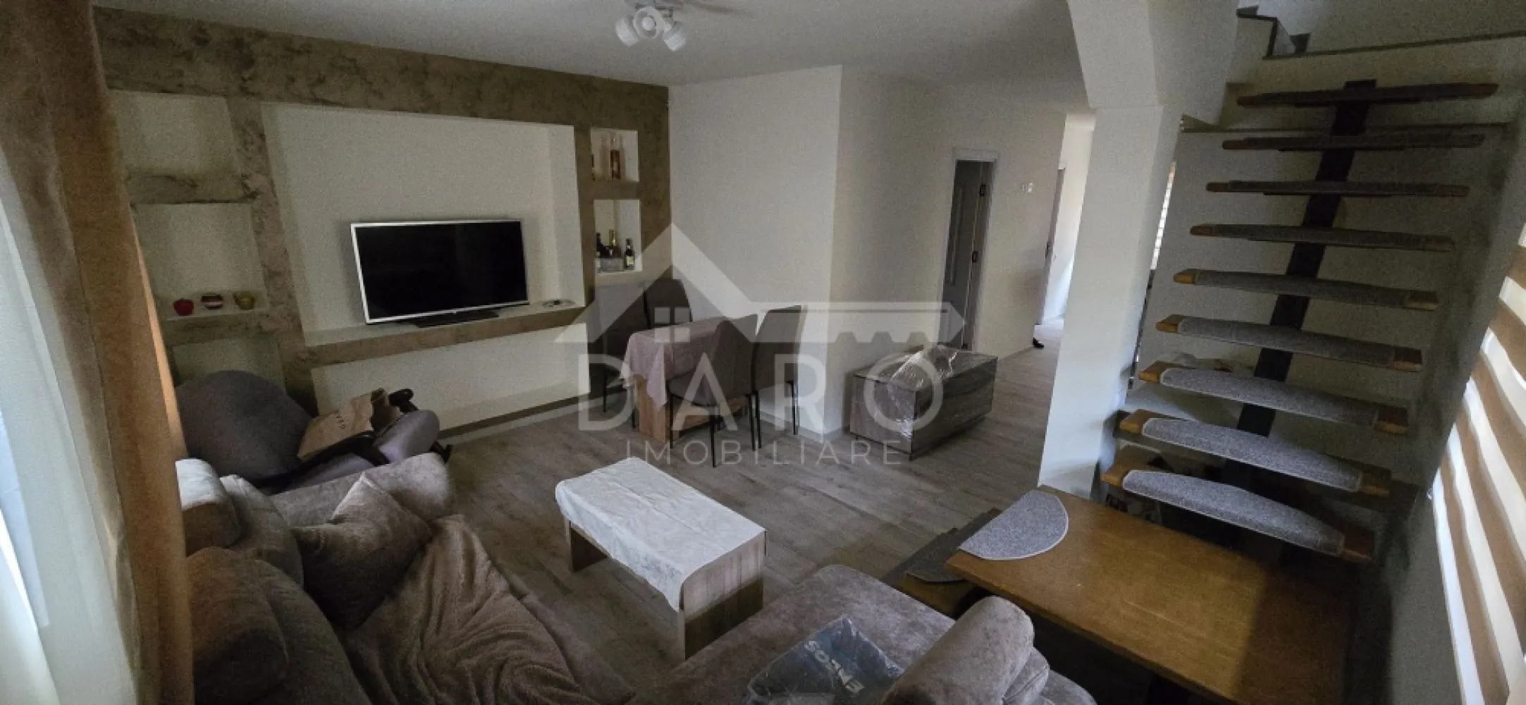 🏡 Casă de vânzare Sâncraiu de Mureș | 120 mp | 180.000 € - 🏡 Casă de vânzare Sâncraiu de Mureș | 120 mp | renovată complet 2025 | încălzire în pardoseală | 180.000 € 🔥 Descriere: Se oferă spre vânzare o casă modernă, complet renovată în 2025, situată în Sâncraiu de Mureș, Str. Mureșului, într-o zonă foarte bine poziționată, cu acces rapid la magazine, stație de autobuz, primărie și toate punctele de interes. 📍 La doar 4,5 km de centrul orașului Târgu Mureș 🏠 Detalii proprietate: • Suprafață teren: 200 mp • Suprafață totală: 120 mp • 60 mp amprentă + 60 mp mansardă 🧱 Compartimentare: Parter: • hol intrare • living spațios și luminos • bucătărie modernă open-space • baie • cameră tehnică Etaj: • hol • 2 dormitoare • dressing • baie mare 💎 Avantaje care fac diferența: ✔ renovată complet în 2025 ✔ acoperiș nou (lemn + țiglă) ✔ instalații electrice și sanitare noi ✔ geamuri și uși noi ✔ izolație vată bazaltică 15 cm ✔ încălzire în pardoseală ✔ mobilată și utilată complet – TOTUL NOU ✔ scară interioară modernă ✔ baie spațioasă + cadă la etaj ✔ design modern, aerisit ⚡ IMEDIAT OCUPABILĂ – te muți fără bătăi de cap 💰 Preț: 180.000 € 🚨 Vrei să cumperi prin credit? Avantajul tău real: 🥝 Prin Kiwi Finance: ✔ analiză GRATUITĂ ✔ oferte de la peste 12 bănci ✔ alegem cea mai bună variantă pentru tine ✔ negociem dobânda ✔ suport complet până la final 📞 Contact: Coman Maria – 0749 535 729 🤝 Proprietate promovată prin Daro Imobiliare