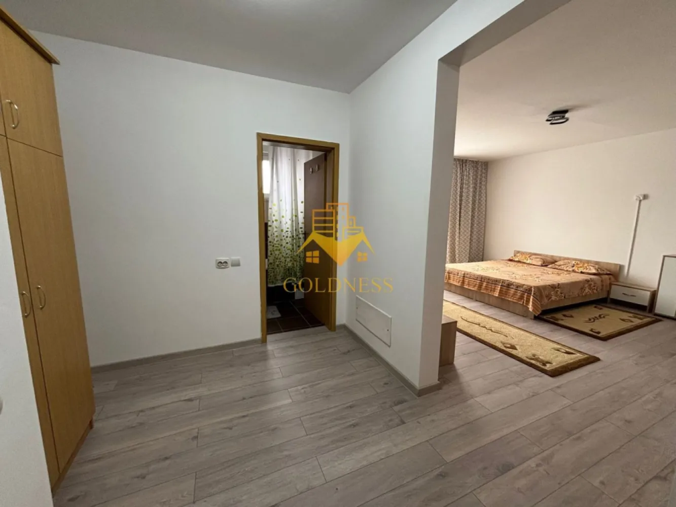 1 camera moderna, decomandata, parcare, Iris, Parcul Armatura - GOLDNESS Imobiliare vă propune spre închiriere un apartament cu 1 camera decomandata, complet mobilat și utilat, la etajul 2 într-un imobil de 3 etaje, în Cartierul Iris. Dispune de loc de parcare contracost 50 euro! Se află în apropierea stațiilor de transport în comun, magazine, restaurante, spații verzi, farmacii, etc. Apartamentul este compartimentat astfel: - dormitor cu pat matrimonial, dressing, noptiere - bucatarie open space complet utilată si mobilata, loc de servit masa - baie cu cada, calorifer port prosop și dulap pentru depozitare. - balcon 4 mp. Imobilul este dotat cu toate cele necesare- centrală proprie, mașină de spălat haine, frigider, aragaz, hotă, etc. Dacă sunteți interesați de acest apartament și doriți să îl vizionați, dar și pentru alte oferte nu ezitați să ne contactați telefonic sau prin e-mail. Vă stăm la dispoziție! Pentru intermediere se percepe un comision de 50% din prețul chiriei! }}