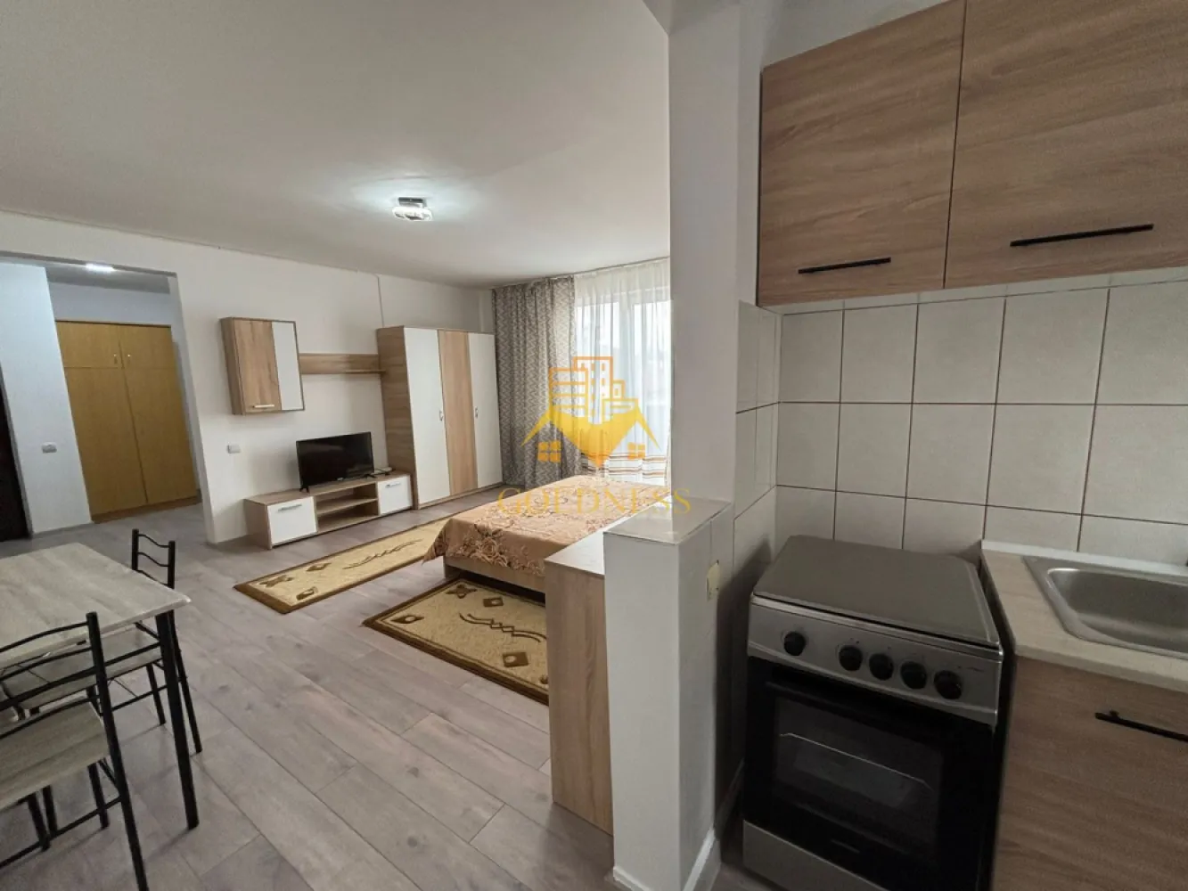 1 camera moderna, decomandata, parcare, Iris, Parcul Armatura - GOLDNESS Imobiliare vă propune spre închiriere un apartament cu 1 camera decomandata, complet mobilat și utilat, la etajul 2 într-un imobil de 3 etaje, în Cartierul Iris. Dispune de loc de parcare contracost 50 euro! Se află în apropierea stațiilor de transport în comun, magazine, restaurante, spații verzi, farmacii, etc. Apartamentul este compartimentat astfel: - dormitor cu pat matrimonial, dressing, noptiere - bucatarie open space complet utilată si mobilata, loc de servit masa - baie cu cada, calorifer port prosop și dulap pentru depozitare. - balcon 4 mp. Imobilul este dotat cu toate cele necesare- centrală proprie, mașină de spălat haine, frigider, aragaz, hotă, etc. Dacă sunteți interesați de acest apartament și doriți să îl vizionați, dar și pentru alte oferte nu ezitați să ne contactați telefonic sau prin e-mail. Vă stăm la dispoziție! Pentru intermediere se percepe un comision de 50% din prețul chiriei! }}