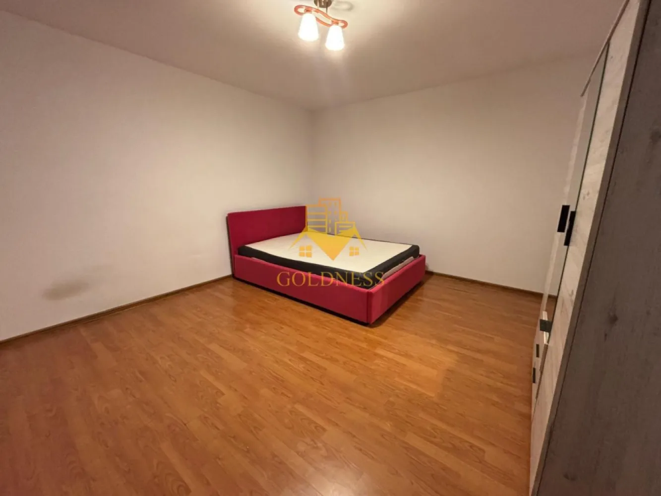 1 Camera Decomandata, Cartierul Marasti, Pet Frendly, Farmec, Mega Image - GOLDNESS Imobiliare vă propune spre inchiriere un apartament decomandat cu 1 cameră, complet mobilat și utilat, cu o suprafață de 31 m², la etajul 3 într-un imobil de 3 etaje, în Cartierul Mărăști. Apartamentul este Pet Friendly! Se află în apropierea Farmec, Mega Image, Profi, Străzii București, staților de transport în comun, restaurante, spații verzi, farmaci, etc. Apartamentul este compartimentat astfel: * dormitor cu pat matrimonial (patul nu apare în poze deoarece va fi adăugat ulterior) și dressing * living cu bucătărie open space complet utilată si mobilată, canapea extensibilă, loc de servit masa * baie complet utilată cu cabină de dus, calorifer port prosop și dulap pentru depozitare. Imobilul este dotat cu toate cele necesare- centrală proprie, aer condiționat, frigider, aragaz, hotă, maşină de spălat haine, etc. Dacă sunteți interesați de acest apartament și doriți să îl vizionaţi, dar și pentru alte oferte nu ezitați să ne contactați telefonic sau prin e-mail. Vă stăm la dispoziție! Pentru intermediere se percepe un comision de 50% din prețul chiriei! }}