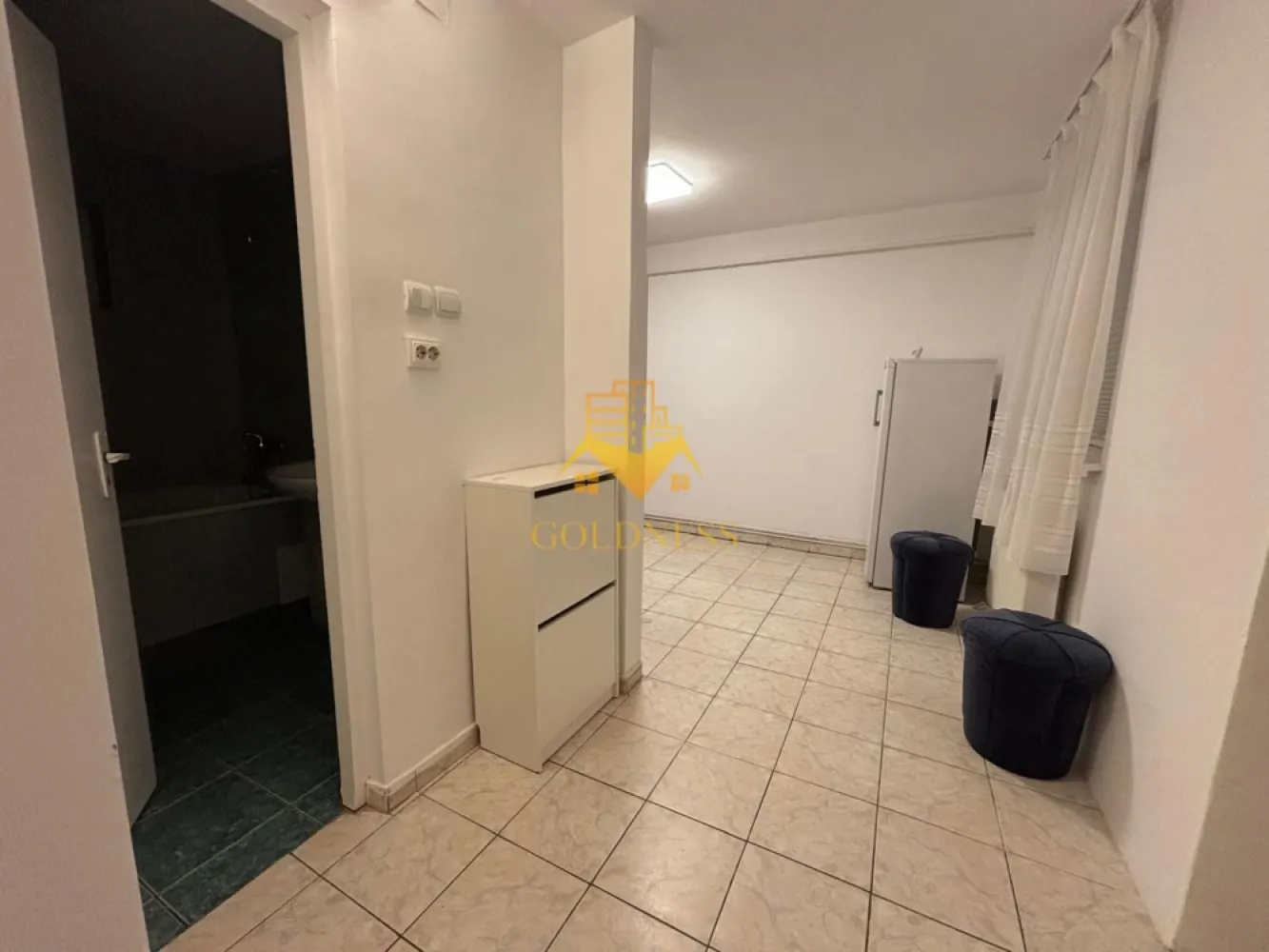 1 Camera Decomandata, Cartierul Marasti, Pet Frendly, Farmec, Mega Image - GOLDNESS Imobiliare vă propune spre inchiriere un apartament decomandat cu 1 cameră, complet mobilat și utilat, cu o suprafață de 31 m², la etajul 3 într-un imobil de 3 etaje, în Cartierul Mărăști. Apartamentul este Pet Friendly! Se află în apropierea Farmec, Mega Image, Profi, Străzii București, staților de transport în comun, restaurante, spații verzi, farmaci, etc. Apartamentul este compartimentat astfel: * dormitor cu pat matrimonial (patul nu apare în poze deoarece va fi adăugat ulterior) și dressing * living cu bucătărie open space complet utilată si mobilată, canapea extensibilă, loc de servit masa * baie complet utilată cu cabină de dus, calorifer port prosop și dulap pentru depozitare. Imobilul este dotat cu toate cele necesare- centrală proprie, aer condiționat, frigider, aragaz, hotă, maşină de spălat haine, etc. Dacă sunteți interesați de acest apartament și doriți să îl vizionaţi, dar și pentru alte oferte nu ezitați să ne contactați telefonic sau prin e-mail. Vă stăm la dispoziție! Pentru intermediere se percepe un comision de 50% din prețul chiriei! }}