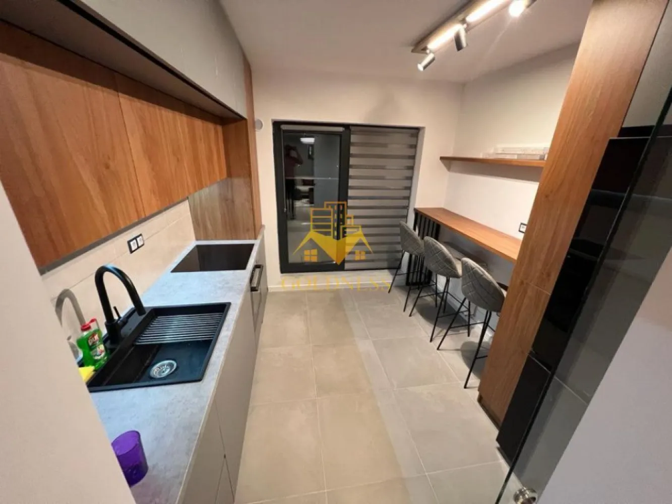 3 camere,modern, parcare,Zorilor zona Observatorului,Golden Tulip,LIDL - GOLDNESS Imobiliare vă propune spre închiriere un apartament cu 3 camere complet mobilat și utilat, la etajul 1 într-un imobil de 15 etaje, în cartierul Zorilor . Apartamentul este compartimentat astfel: - dormitor cu pat matrimonial, dressing, noptiere - dormitor cu pat matrimonial, dressing, noptiere - living cu canapea extensibila, loc de luat masa - bucatarie complet mobilata, utilata - baie cu cada, calorifer port prosop inox și dulap pentru depozitare. - terasa de 12 mp. Imobilul este dotat cu toate cele necesare- centrală proprie, mașină de spălat haine, frigider, plită electrică, hotă, etc. Se află în apropierea stațiilor de transport în comun, magazine, restaurante, spații verzi, farmacii, etc. Dispune de loc de parcare! Dacă sunteți interesați de acest apartament și doriți să îl vizionați, dar și pentru alte oferte sau detalii nu ezitați să ne contactați telefonic sau prin e-mail - goldnessimobiliare@gmail.com. Vă stăm la dispoziție! }}