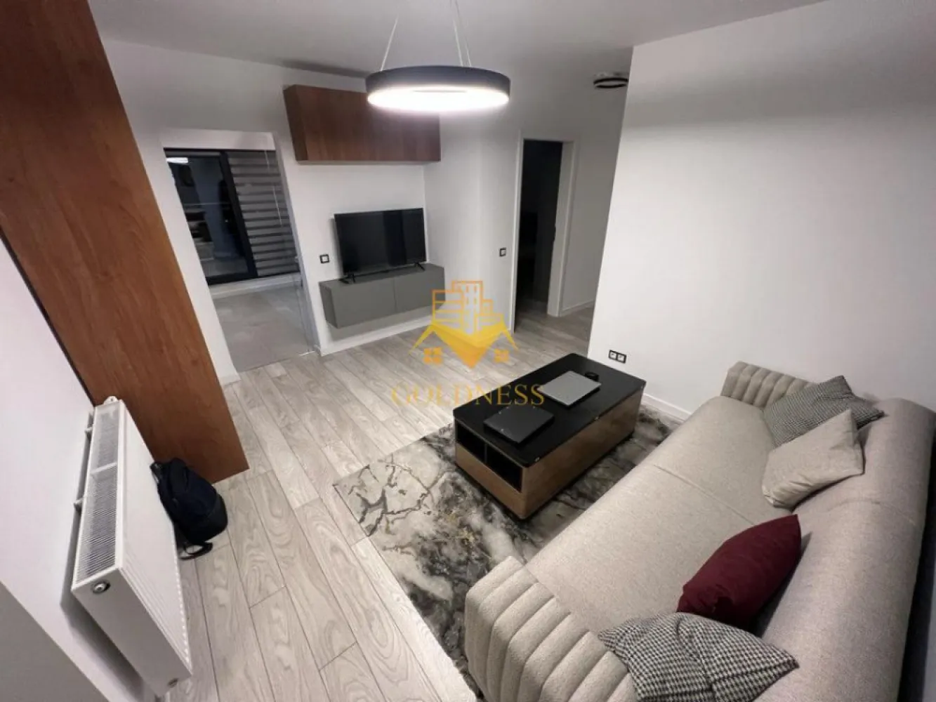 3 camere,modern, parcare,Zorilor zona Observatorului,Golden Tulip,LIDL - GOLDNESS Imobiliare vă propune spre închiriere un apartament cu 3 camere complet mobilat și utilat, la etajul 1 într-un imobil de 15 etaje, în cartierul Zorilor . Apartamentul este compartimentat astfel: - dormitor cu pat matrimonial, dressing, noptiere - dormitor cu pat matrimonial, dressing, noptiere - living cu canapea extensibila, loc de luat masa - bucatarie complet mobilata, utilata - baie cu cada, calorifer port prosop inox și dulap pentru depozitare. - terasa de 12 mp. Imobilul este dotat cu toate cele necesare- centrală proprie, mașină de spălat haine, frigider, plită electrică, hotă, etc. Se află în apropierea stațiilor de transport în comun, magazine, restaurante, spații verzi, farmacii, etc. Dispune de loc de parcare! Dacă sunteți interesați de acest apartament și doriți să îl vizionați, dar și pentru alte oferte sau detalii nu ezitați să ne contactați telefonic sau prin e-mail - goldnessimobiliare@gmail.com. Vă stăm la dispoziție! }}