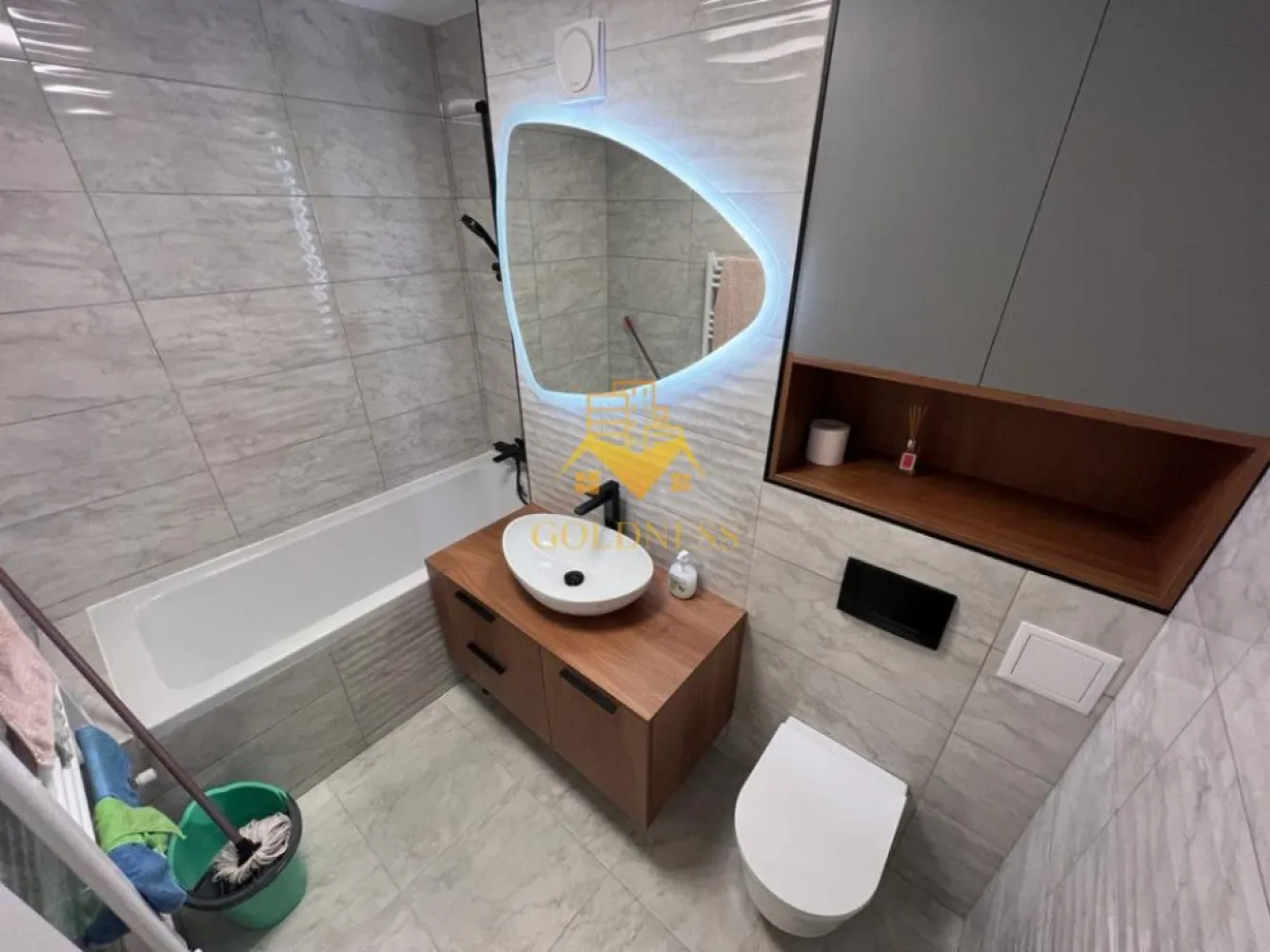 3 camere,modern, parcare,Zorilor zona Observatorului,Golden Tulip,LIDL - GOLDNESS Imobiliare vă propune spre închiriere un apartament cu 3 camere complet mobilat și utilat, la etajul 1 într-un imobil de 15 etaje, în cartierul Zorilor . Apartamentul este compartimentat astfel: - dormitor cu pat matrimonial, dressing, noptiere - dormitor cu pat matrimonial, dressing, noptiere - living cu canapea extensibila, loc de luat masa - bucatarie complet mobilata, utilata - baie cu cada, calorifer port prosop inox și dulap pentru depozitare. - terasa de 12 mp. Imobilul este dotat cu toate cele necesare- centrală proprie, mașină de spălat haine, frigider, plită electrică, hotă, etc. Se află în apropierea stațiilor de transport în comun, magazine, restaurante, spații verzi, farmacii, etc. Dispune de loc de parcare! Dacă sunteți interesați de acest apartament și doriți să îl vizionați, dar și pentru alte oferte sau detalii nu ezitați să ne contactați telefonic sau prin e-mail - goldnessimobiliare@gmail.com. Vă stăm la dispoziție! }}