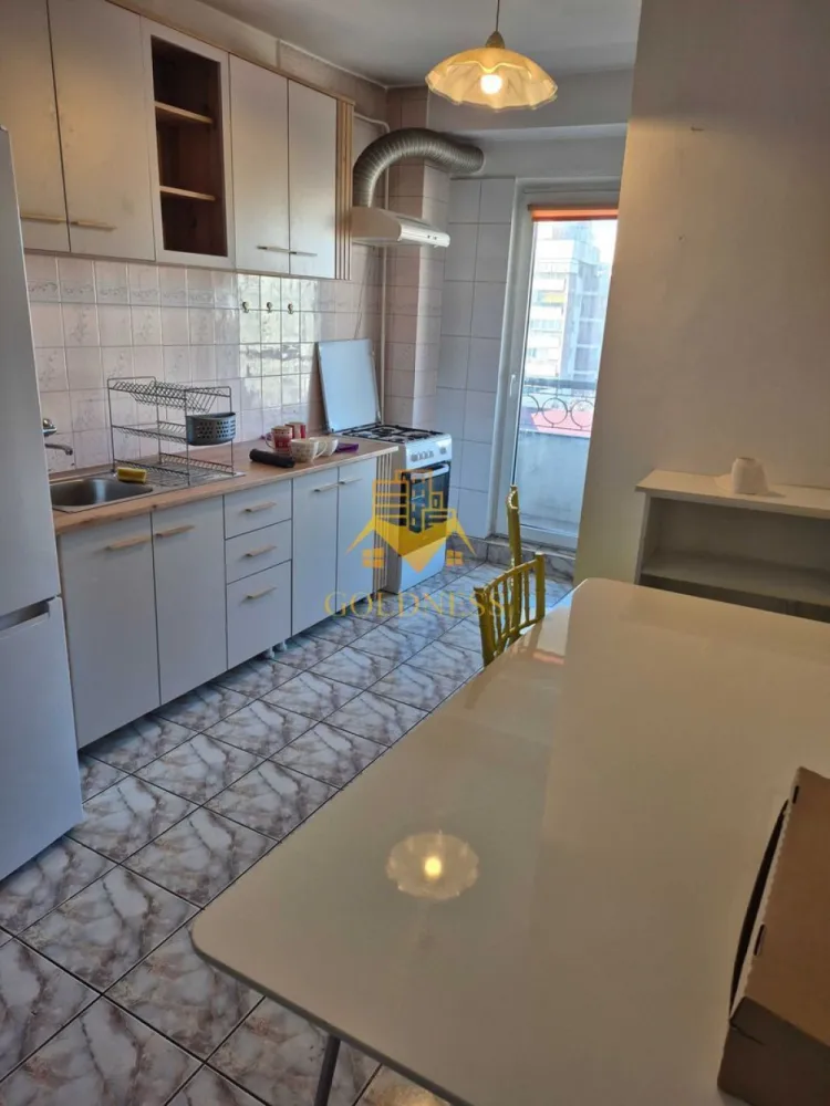 2 camere, Cartierul Marasti, Iuliu mall, Dorobantilor, 21 Dec. 1989 - GOLDNESS Imobiliare vă propune spre închiriere un apartament cu 2 camere complet mobilat și utilat, la etajul 7 într-un imobil de 7 etaje, în Cartierul Marasti. Se află în apropierea stațiilor de transport în comun, magazine, restaurante, spații verzi, farmacii, etc. Apartamentul este compartimentat astfel: - dormitor cu canapea extensibila, dressing, noptiere - living, bucatarie complet utilată și mobilată, canapea extensibilă, loc de servit masa - baie cu cada, calorifer port prosop și dulap pentru depozitare. - balcon 3 mp. Imobilul este dotat cu toate cele necesare- centrală proprie, frigider, aragaz, hotă, mașină de spălat haine, etc. Dacă sunteți interesați de acest apartament și doriți să îl vizionați, dar și pentru alte oferte nu ezitați să ne contactați telefonic sau prin e-mail. Vă stăm la dispoziție! Pentru intermediere se percepe un comision de 50% din prețul chiriei! }}