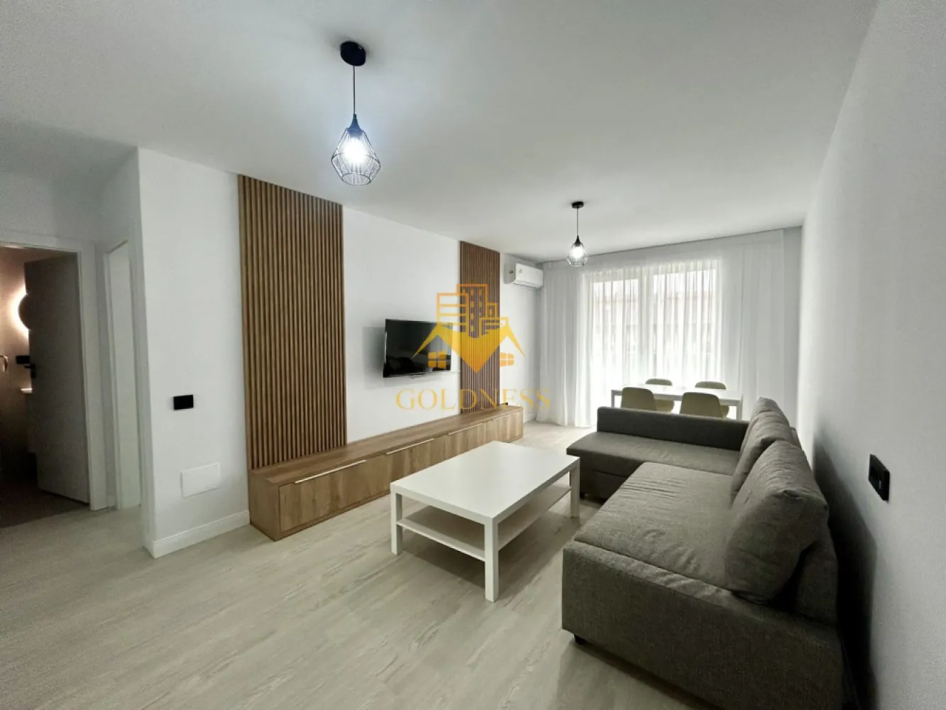 2 camere Modern, Pet friendly, Elite City, Lidl, Iris, Auchan,Fabricii - GOLDNESS Imobiliare vă propune spre închiriere un apartament cu camere complet mobilat și utilat, la etajul 2 într-un imobil de 7 etaje, în Cartierul Iris, Elite City.
Se accepta doar o pisica!
Dispune de loc de parcare subterana!
Se află în apropierea stațiilor de transport în comun, magazine, restaurante, spații verzi, farmacii, etc. 

Apartamentul este compartimentat astfel:
 - dormitor cu pat matrimonial, dressing, noptiere
 -living cu canapea extensibila, comoda tv, loc de servit masa, aer conditionat, dressing, tv 
 - bucatarie complet utilată și mobilată, masina de spalat vase
 - baie cu cada, calorifer port prosop și dulap pentru depozitare.
 - terasa de 13 mp.

Imobilul este dotat cu toate cele necesare- centrală proprie, frigider, aragaz, hotă, mașină de spălat haine si vase, televizor, aer conditionat, etc. 

Dacă sunteți interesați de acest apartament și doriți să îl vizionați, dar și pentru alte oferte nu ezitați să ne contactați telefonic sau prin e-mail. Vă stăm la dispoziție!
Pentru intermediere se percepe un comision de 50% din prețul chiriei!