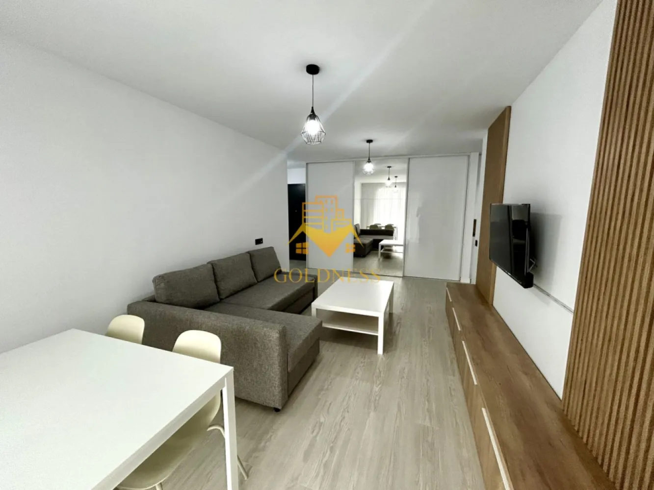 2 camere Modern, Pet friendly, Elite City, Lidl, Iris, Auchan,Fabricii - GOLDNESS Imobiliare vă propune spre închiriere un apartament cu camere complet mobilat și utilat, la etajul 2 într-un imobil de 7 etaje, în Cartierul Iris, Elite City.
Se accepta doar o pisica!
Dispune de loc de parcare subterana!
Se află în apropierea stațiilor de transport în comun, magazine, restaurante, spații verzi, farmacii, etc. 

Apartamentul este compartimentat astfel:
 - dormitor cu pat matrimonial, dressing, noptiere
 -living cu canapea extensibila, comoda tv, loc de servit masa, aer conditionat, dressing, tv 
 - bucatarie complet utilată și mobilată, masina de spalat vase
 - baie cu cada, calorifer port prosop și dulap pentru depozitare.
 - terasa de 13 mp.

Imobilul este dotat cu toate cele necesare- centrală proprie, frigider, aragaz, hotă, mașină de spălat haine si vase, televizor, aer conditionat, etc. 

Dacă sunteți interesați de acest apartament și doriți să îl vizionați, dar și pentru alte oferte nu ezitați să ne contactați telefonic sau prin e-mail. Vă stăm la dispoziție!
Pentru intermediere se percepe un comision de 50% din prețul chiriei!