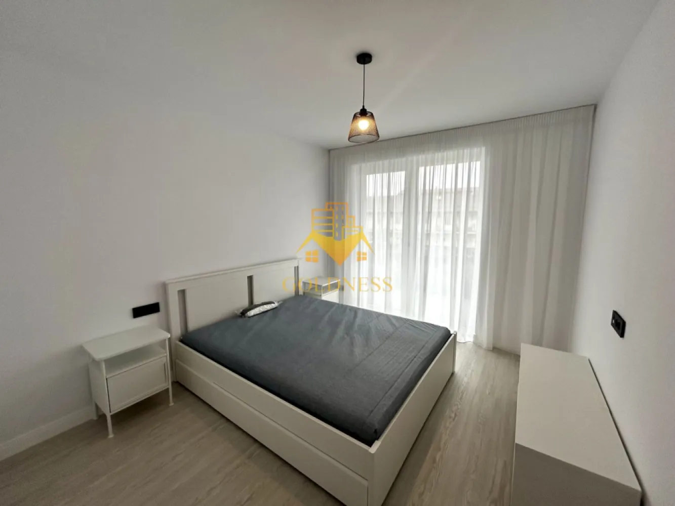 2 camere Modern, Pet friendly, Elite City, Lidl, Iris, Auchan,Fabricii - GOLDNESS Imobiliare vă propune spre închiriere un apartament cu camere complet mobilat și utilat, la etajul 2 într-un imobil de 7 etaje, în Cartierul Iris, Elite City.
Se accepta doar o pisica!
Dispune de loc de parcare subterana!
Se află în apropierea stațiilor de transport în comun, magazine, restaurante, spații verzi, farmacii, etc. 

Apartamentul este compartimentat astfel:
 - dormitor cu pat matrimonial, dressing, noptiere
 -living cu canapea extensibila, comoda tv, loc de servit masa, aer conditionat, dressing, tv 
 - bucatarie complet utilată și mobilată, masina de spalat vase
 - baie cu cada, calorifer port prosop și dulap pentru depozitare.
 - terasa de 13 mp.

Imobilul este dotat cu toate cele necesare- centrală proprie, frigider, aragaz, hotă, mașină de spălat haine si vase, televizor, aer conditionat, etc. 

Dacă sunteți interesați de acest apartament și doriți să îl vizionați, dar și pentru alte oferte nu ezitați să ne contactați telefonic sau prin e-mail. Vă stăm la dispoziție!
Pentru intermediere se percepe un comision de 50% din prețul chiriei!