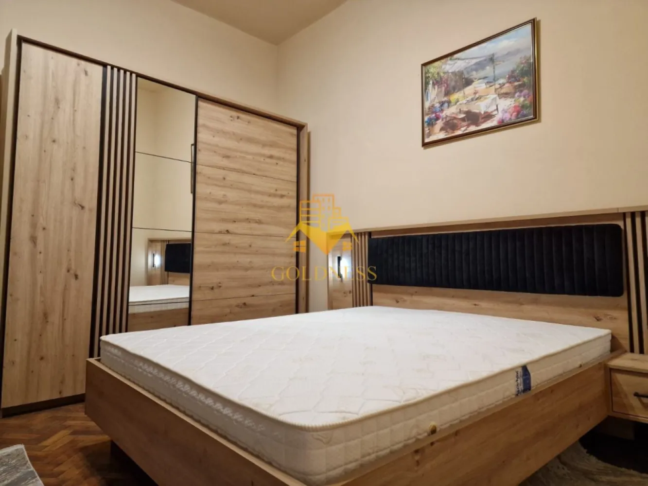 1 cameră, Central, Calea Motilor, UMF, USAMV, Zona Platinia - GOLDNESS Imobiliare vă propune spre închiriere un apartament cu 1 cameră complet mobilat și utilat, la parter, în Zonă Centrală.  Posibilitatea de a închiria un loc de parcare. Se află în apropierea stațiilor de transport în comun, magazine, restaurante, spații verzi, farmacii, etc.   Apartamentul este compartimentat astfel:  - dormitor cu pat matrimonial, dressing, noptiere  - bucatarie complet utilată și mobilată, canapea extensibilă, loc de servit masa   - baie cu cabina de dus, calorifer port prosop și dulap pentru depozitare.   Imobilul este dotat cu toate cele necesare- centrală proprie, frigider, aragaz, hotă, mașină de spălat haine,   etc.  Dacă sunteți interesați de acest apartament și doriți să îl vizionați, dar și pentru alte oferte nu ezitați să ne contactați telefonic sau prin e-mail. Vă stăm la dispoziție! Pentru intermediere se percepe un comision de 50% din prețul chiriei! }}