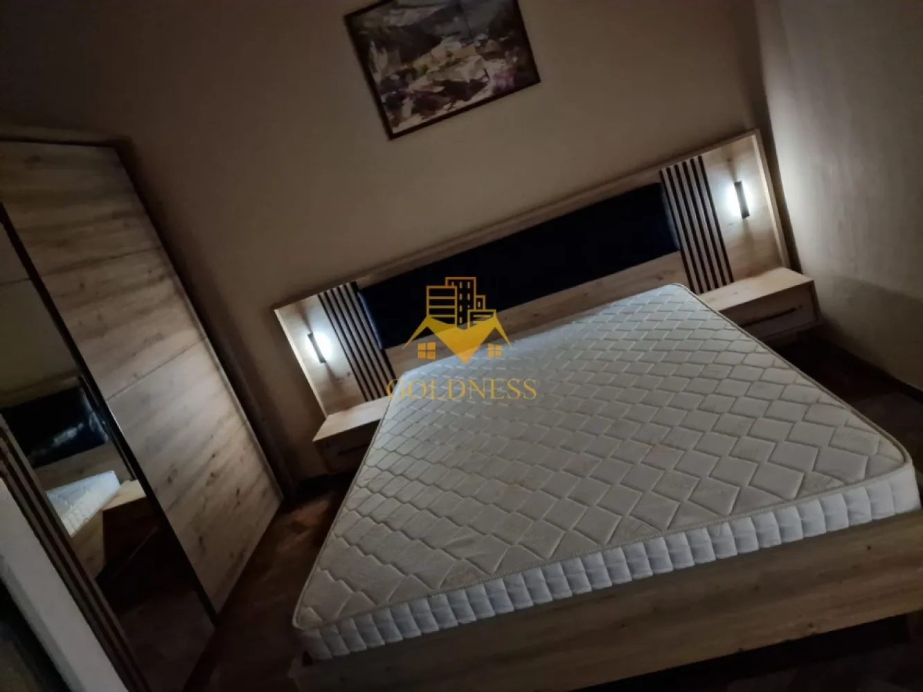 1 cameră, Central, Calea Motilor, UMF, USAMV, Zona Platinia - GOLDNESS Imobiliare vă propune spre închiriere un apartament cu 1 cameră complet mobilat și utilat, la parter, în Zonă Centrală.  Posibilitatea de a închiria un loc de parcare. Se află în apropierea stațiilor de transport în comun, magazine, restaurante, spații verzi, farmacii, etc.   Apartamentul este compartimentat astfel:  - dormitor cu pat matrimonial, dressing, noptiere  - bucatarie complet utilată și mobilată, canapea extensibilă, loc de servit masa   - baie cu cabina de dus, calorifer port prosop și dulap pentru depozitare.   Imobilul este dotat cu toate cele necesare- centrală proprie, frigider, aragaz, hotă, mașină de spălat haine,   etc.  Dacă sunteți interesați de acest apartament și doriți să îl vizionați, dar și pentru alte oferte nu ezitați să ne contactați telefonic sau prin e-mail. Vă stăm la dispoziție! Pentru intermediere se percepe un comision de 50% din prețul chiriei! }}