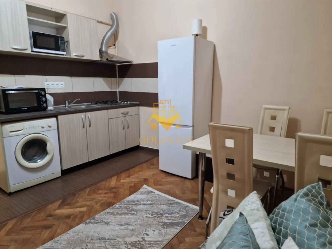 1 cameră, Central, Calea Motilor, UMF, USAMV, Zona Platinia - GOLDNESS Imobiliare vă propune spre închiriere un apartament cu 1 cameră complet mobilat și utilat, la parter, în Zonă Centrală.  Posibilitatea de a închiria un loc de parcare. Se află în apropierea stațiilor de transport în comun, magazine, restaurante, spații verzi, farmacii, etc.   Apartamentul este compartimentat astfel:  - dormitor cu pat matrimonial, dressing, noptiere  - bucatarie complet utilată și mobilată, canapea extensibilă, loc de servit masa   - baie cu cabina de dus, calorifer port prosop și dulap pentru depozitare.   Imobilul este dotat cu toate cele necesare- centrală proprie, frigider, aragaz, hotă, mașină de spălat haine,   etc.  Dacă sunteți interesați de acest apartament și doriți să îl vizionați, dar și pentru alte oferte nu ezitați să ne contactați telefonic sau prin e-mail. Vă stăm la dispoziție! Pentru intermediere se percepe un comision de 50% din prețul chiriei! }}