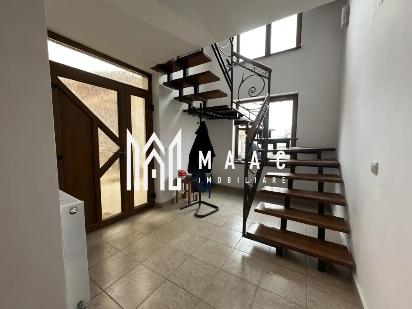 Casă tip duplex | 200 mp utili | 3 niveluri | Zona Trei Stejari - MAAC Imobiliare vă propune spre vânzare o casă tip duplex, situată în zona Trei Stejari, o locație apreciată pentru liniște și accesul facil către punctele de interes din Sibiu. Proprietatea are o suprafață utilă de 200 mp, distribuită pe 3 niveluri (demisol, etaj și mansardă). Compartimentare: • 5+ camere • bucătărie • 3 băi • spațiile sunt distribuite eficient pe cele 3 niveluri Dotări și finisaje: • bucătărie complet mobilată și utilată • gresie și faianță • parchet din lemn masiv și parchet laminat • geamuri termopan Exterior și facilități: • curte proprie • terasă • grădină • garaj generos de aproximativ 65 mp Proprietatea este ușor adaptabilă pentru diverse activități sau pentru locuire multifamilială, oferind spațiu, confort și flexibilitate. Pentru mai multe detalii sau pentru programarea unei vizionări, vă rugăm să ne contactați și să menționați ID-ul proprietății: CP2980534.