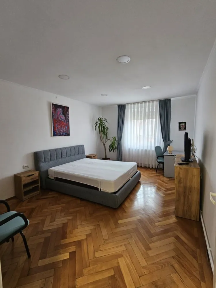 Ap cu 2 dormitoare de închiriat–Ultracentral, Oradea(zona Iuliu Maniu) - Vă propunem spre închiriere un apartament elegant și spațios, situat ultracentral, la casă cu curte, într-una dintre cele mai liniștite și apreciate zone din Oradea – Iuliu Maniu, la doar câteva minute de Piața Unirii. Proprietatea se remarcă prin suprafețele generoase, compartimentarea eficientă și atmosfera intimă oferită de amplasarea la curte. 🔹 Compartimentare: 2 dormitoare mari și luminoase Bucătărie complet utilată Zonă de dining separată Baie spațioasă Terasă cu acces în curte 🔹 Dotări și beneficii: Loc de parcare în curte Curte privată – ideală pentru relaxare Apartament complet renovat (instalații noi) Mobilier modern, ales cu bun gust Echipare completă: cuptor, plită electrică, frigider, mașină de spălat Costuri reduse de întreținere 📍 Localizare premium: ~3 minute de mers pe jos până la Piața Unirii În imediata apropiere: restaurante, cafenele, parcuri, centre comerciale Acces facil la mijloace de transport în comun ~10 minute de Facultatea de Medicină și Universitate – ideal pentru studenți sau cadre medicale Această proprietate este alegerea perfectă pentru cei care își doresc un stil de viață confortabil, într-o zonă centrală, dar ferită de agitația urbană. 💰 Preț: 450 euro /luna 📞 Pentru informații suplimentare și programarea unei vizionări: 0731290032 }}