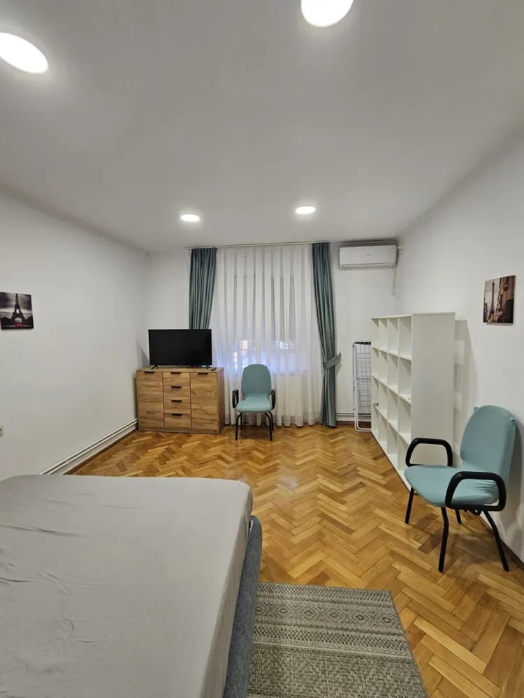 Ap cu 2 dormitoare de închiriat–Ultracentral, Oradea(zona Iuliu Maniu) - Vă propunem spre închiriere un apartament elegant și spațios, situat ultracentral, la casă cu curte, într-una dintre cele mai liniștite și apreciate zone din Oradea – Iuliu Maniu, la doar câteva minute de Piața Unirii. Proprietatea se remarcă prin suprafețele generoase, compartimentarea eficientă și atmosfera intimă oferită de amplasarea la curte. 🔹 Compartimentare: 2 dormitoare mari și luminoase Bucătărie complet utilată Zonă de dining separată Baie spațioasă Terasă cu acces în curte 🔹 Dotări și beneficii: Loc de parcare în curte Curte privată – ideală pentru relaxare Apartament complet renovat (instalații noi) Mobilier modern, ales cu bun gust Echipare completă: cuptor, plită electrică, frigider, mașină de spălat Costuri reduse de întreținere 📍 Localizare premium: ~3 minute de mers pe jos până la Piața Unirii În imediata apropiere: restaurante, cafenele, parcuri, centre comerciale Acces facil la mijloace de transport în comun ~10 minute de Facultatea de Medicină și Universitate – ideal pentru studenți sau cadre medicale Această proprietate este alegerea perfectă pentru cei care își doresc un stil de viață confortabil, într-o zonă centrală, dar ferită de agitația urbană. 💰 Preț: 450 euro /luna 📞 Pentru informații suplimentare și programarea unei vizionări: 0731290032 }}