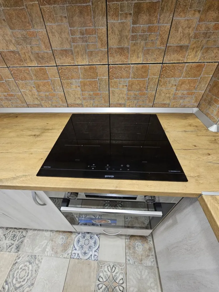 Ap cu 2 dormitoare de închiriat–Ultracentral, Oradea(zona Iuliu Maniu) - Vă propunem spre închiriere un apartament elegant și spațios, situat ultracentral, la casă cu curte, într-una dintre cele mai liniștite și apreciate zone din Oradea – Iuliu Maniu, la doar câteva minute de Piața Unirii. Proprietatea se remarcă prin suprafețele generoase, compartimentarea eficientă și atmosfera intimă oferită de amplasarea la curte. 🔹 Compartimentare: 2 dormitoare mari și luminoase Bucătărie complet utilată Zonă de dining separată Baie spațioasă Terasă cu acces în curte 🔹 Dotări și beneficii: Loc de parcare în curte Curte privată – ideală pentru relaxare Apartament complet renovat (instalații noi) Mobilier modern, ales cu bun gust Echipare completă: cuptor, plită electrică, frigider, mașină de spălat Costuri reduse de întreținere 📍 Localizare premium: ~3 minute de mers pe jos până la Piața Unirii În imediata apropiere: restaurante, cafenele, parcuri, centre comerciale Acces facil la mijloace de transport în comun ~10 minute de Facultatea de Medicină și Universitate – ideal pentru studenți sau cadre medicale Această proprietate este alegerea perfectă pentru cei care își doresc un stil de viață confortabil, într-o zonă centrală, dar ferită de agitația urbană. 💰 Preț: 450 euro /luna 📞 Pentru informații suplimentare și programarea unei vizionări: 0731290032 }}