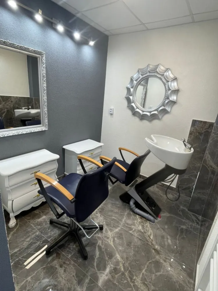 Salon / Frizerie de închiriat – complet utilat, Zona Episcopia Bihor - Se oferă spre închiriere salon / frizerie complet utilată, gata de lucru. ✔️ Dotat cu scaune profesionale și oglinzi ✔️ Spațiu amenajat, pregătit pentru activitate ✔️ Baie inclusă ✔️ Ideal pentru frizerie, barber sau coafor 💰 Preț: 300 euro / lună 📌 Prețul include utilitățile, mai puțin curentul 📍 Locație: Oradea (zona Episcopia Bihor) 📞 Contact: 0731290032 Disponibil imediat. }}