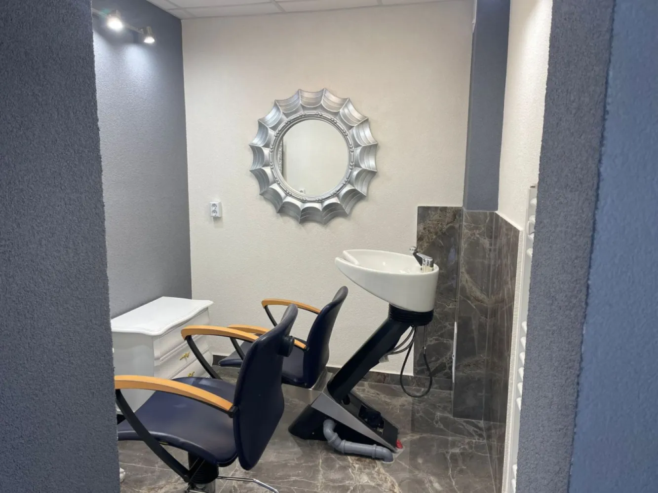 Salon / Frizerie de închiriat – complet utilat, Zona Episcopia Bihor - Se oferă spre închiriere salon / frizerie complet utilată, gata de lucru. ✔️ Dotat cu scaune profesionale și oglinzi ✔️ Spațiu amenajat, pregătit pentru activitate ✔️ Baie inclusă ✔️ Ideal pentru frizerie, barber sau coafor 💰 Preț: 300 euro / lună 📌 Prețul include utilitățile, mai puțin curentul 📍 Locație: Oradea (zona Episcopia Bihor) 📞 Contact: 0731290032 Disponibil imediat. }}