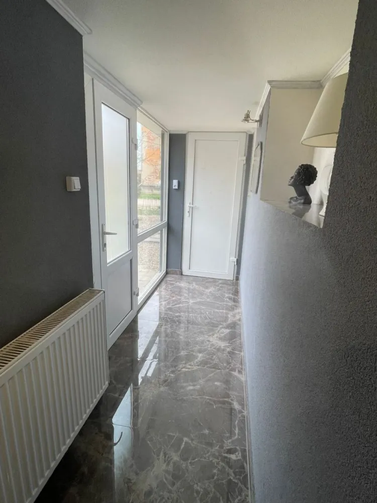 Salon / Frizerie de închiriat – complet utilat, Zona Episcopia Bihor - Se oferă spre închiriere salon / frizerie complet utilată, gata de lucru. ✔️ Dotat cu scaune profesionale și oglinzi ✔️ Spațiu amenajat, pregătit pentru activitate ✔️ Baie inclusă ✔️ Ideal pentru frizerie, barber sau coafor 💰 Preț: 300 euro / lună 📌 Prețul include utilitățile, mai puțin curentul 📍 Locație: Oradea (zona Episcopia Bihor) 📞 Contact: 0731290032 Disponibil imediat. }}