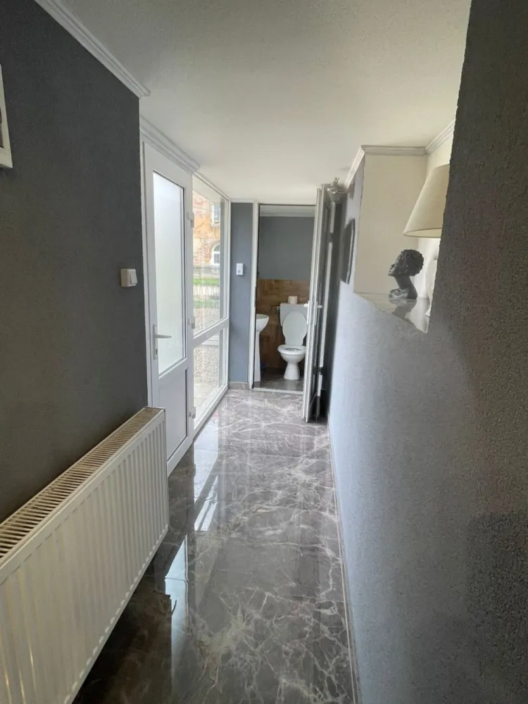 Salon / Frizerie de închiriat – complet utilat, Zona Episcopia Bihor - Se oferă spre închiriere salon / frizerie complet utilată, gata de lucru. ✔️ Dotat cu scaune profesionale și oglinzi ✔️ Spațiu amenajat, pregătit pentru activitate ✔️ Baie inclusă ✔️ Ideal pentru frizerie, barber sau coafor 💰 Preț: 300 euro / lună 📌 Prețul include utilitățile, mai puțin curentul 📍 Locație: Oradea (zona Episcopia Bihor) 📞 Contact: 0731290032 Disponibil imediat. }}