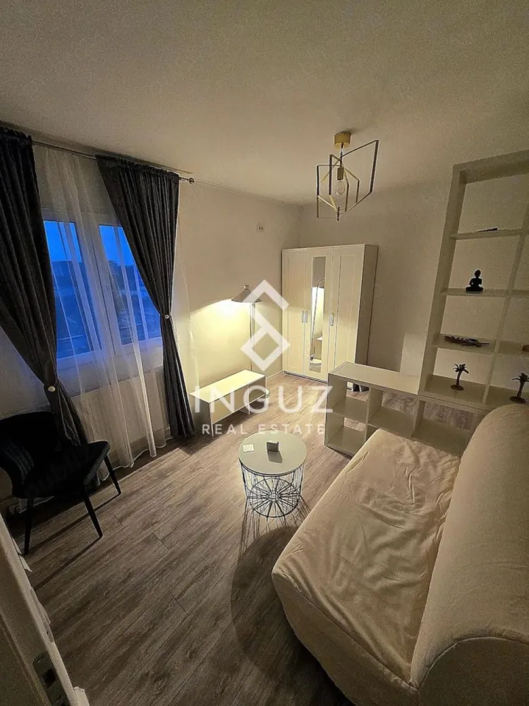 Garsonieră de închiriat – Policlinica Titan | Parc | Metrou | Sector 3 - Garsonieră de închiriat – Policlinica Titan | Parc | Metrou | Sector 3 Garsonieră complet renovată în 2025, situată într-o zonă foarte liniștită și verde din Titan, lângă Policlinica Titan și parc. Ideală pentru persoane care caută confort, liniște și acces rapid către oraș. Detalii proprietate: • Garsonieră decomandată • Suprafață aproximativă: 30 m² • An construcție: 1976 • Renovare completă în 2025 • Etaj: 9 • Gata de mutare Dotări și finisaje: • Mobilier nou, modern • Electrocasnice noi (frigider, mașină de spălat, aragaz/cuptor) • Baie complet renovată cu obiecte sanitare noi • Spații de depozitare eficiente • Finisaje moderne, apartament curat și bine întreținut Avantaje locație: • Zonă foarte liniștită, cu multă verdeață • Lângă parc ideal pentru relaxare • 10–12 minute de mers pe jos până la metrou Titan • Acces rapid la RATB (1 stație până la metrou) • Aproape de magazine, farmacii, supermarketuri și servicii • Zonă sigură, potrivită pentru locuire pe termen lung 💰 Condiții de închiriere: • 1 lună chirie + 1 lună garanție • Contract înregistrat la ANAF • Disponibil imediat 💰 Comision agenție: 50% dintr-o lună de chirie }}