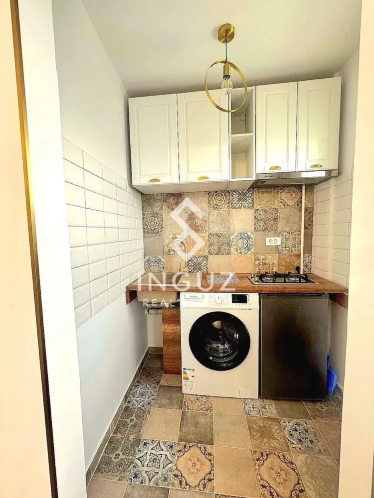 Garsonieră de închiriat – Policlinica Titan | Parc | Metrou | Sector 3 - Garsonieră de închiriat – Policlinica Titan | Parc | Metrou | Sector 3 Garsonieră complet renovată în 2025, situată într-o zonă foarte liniștită și verde din Titan, lângă Policlinica Titan și parc. Ideală pentru persoane care caută confort, liniște și acces rapid către oraș. Detalii proprietate: • Garsonieră decomandată • Suprafață aproximativă: 30 m² • An construcție: 1976 • Renovare completă în 2025 • Etaj: 9 • Gata de mutare Dotări și finisaje: • Mobilier nou, modern • Electrocasnice noi (frigider, mașină de spălat, aragaz/cuptor) • Baie complet renovată cu obiecte sanitare noi • Spații de depozitare eficiente • Finisaje moderne, apartament curat și bine întreținut Avantaje locație: • Zonă foarte liniștită, cu multă verdeață • Lângă parc ideal pentru relaxare • 10–12 minute de mers pe jos până la metrou Titan • Acces rapid la RATB (1 stație până la metrou) • Aproape de magazine, farmacii, supermarketuri și servicii • Zonă sigură, potrivită pentru locuire pe termen lung 💰 Condiții de închiriere: • 1 lună chirie + 1 lună garanție • Contract înregistrat la ANAF • Disponibil imediat 💰 Comision agenție: 50% dintr-o lună de chirie }}