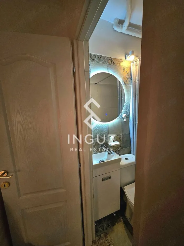 Garsonieră de închiriat – Policlinica Titan | Parc | Metrou | Sector 3 - Garsonieră de închiriat – Policlinica Titan | Parc | Metrou | Sector 3 Garsonieră complet renovată în 2025, situată într-o zonă foarte liniștită și verde din Titan, lângă Policlinica Titan și parc. Ideală pentru persoane care caută confort, liniște și acces rapid către oraș. Detalii proprietate: • Garsonieră decomandată • Suprafață aproximativă: 30 m² • An construcție: 1976 • Renovare completă în 2025 • Etaj: 9 • Gata de mutare Dotări și finisaje: • Mobilier nou, modern • Electrocasnice noi (frigider, mașină de spălat, aragaz/cuptor) • Baie complet renovată cu obiecte sanitare noi • Spații de depozitare eficiente • Finisaje moderne, apartament curat și bine întreținut Avantaje locație: • Zonă foarte liniștită, cu multă verdeață • Lângă parc ideal pentru relaxare • 10–12 minute de mers pe jos până la metrou Titan • Acces rapid la RATB (1 stație până la metrou) • Aproape de magazine, farmacii, supermarketuri și servicii • Zonă sigură, potrivită pentru locuire pe termen lung 💰 Condiții de închiriere: • 1 lună chirie + 1 lună garanție • Contract înregistrat la ANAF • Disponibil imediat 💰 Comision agenție: 50% dintr-o lună de chirie }}