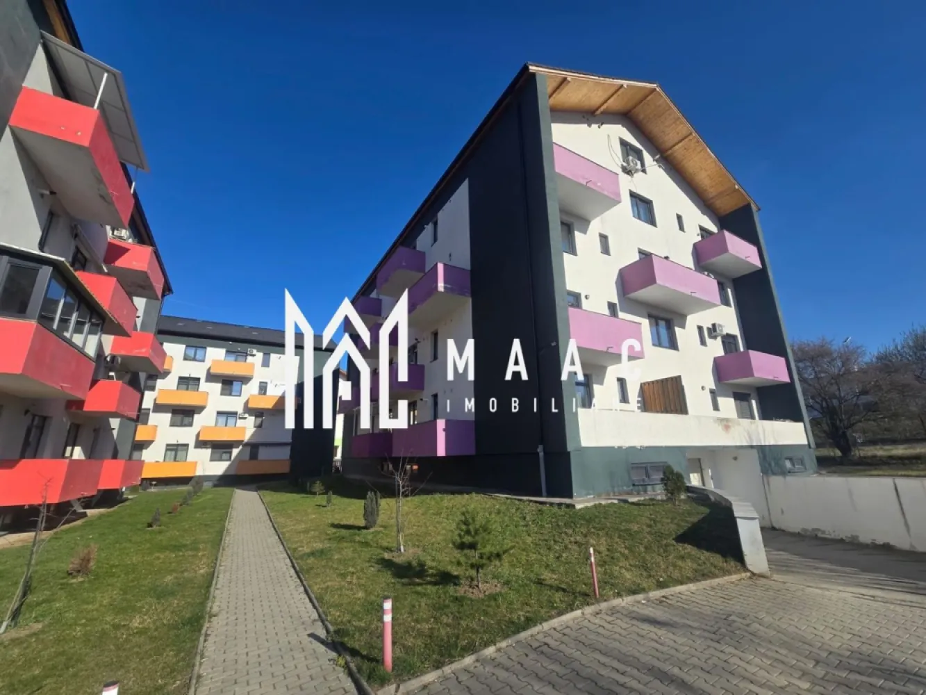 2 garsoniere de vanzare zona Turnisor - MAAC Imobiliare vă propune spre vânzare două garsoniere situate în Turnișor, zona Neppendorf (în spate Lukoil), ideale atât pentru investiție, cât și pentru locuit, fiind deja închiriate și generând un venit lunar de 550 euro. Proprietățile sunt amplasate una lângă cealaltă, fiecare având CF separat, oferind flexibilitate în administrare sau revânzare. Fiecare garsonieră are o suprafață utilă de 37 mp și este compartimentată eficient, oferind confort și funcționalitate pentru locuire. Compartimentare pentru fiecare unitate: -hol la intrare -bucătărie separată -baie cu geam de aerisire -dormitor Garsonierele se vând complet mobilate și utilate, cu predare de chiriași, fiind o oportunitate excelentă pentru investitori care doresc un randament imediat. Proprietatea include și un loc de parcare. Pentru mai multe detalii, vă rugăm să menționați CP2988737 la telefon. }}