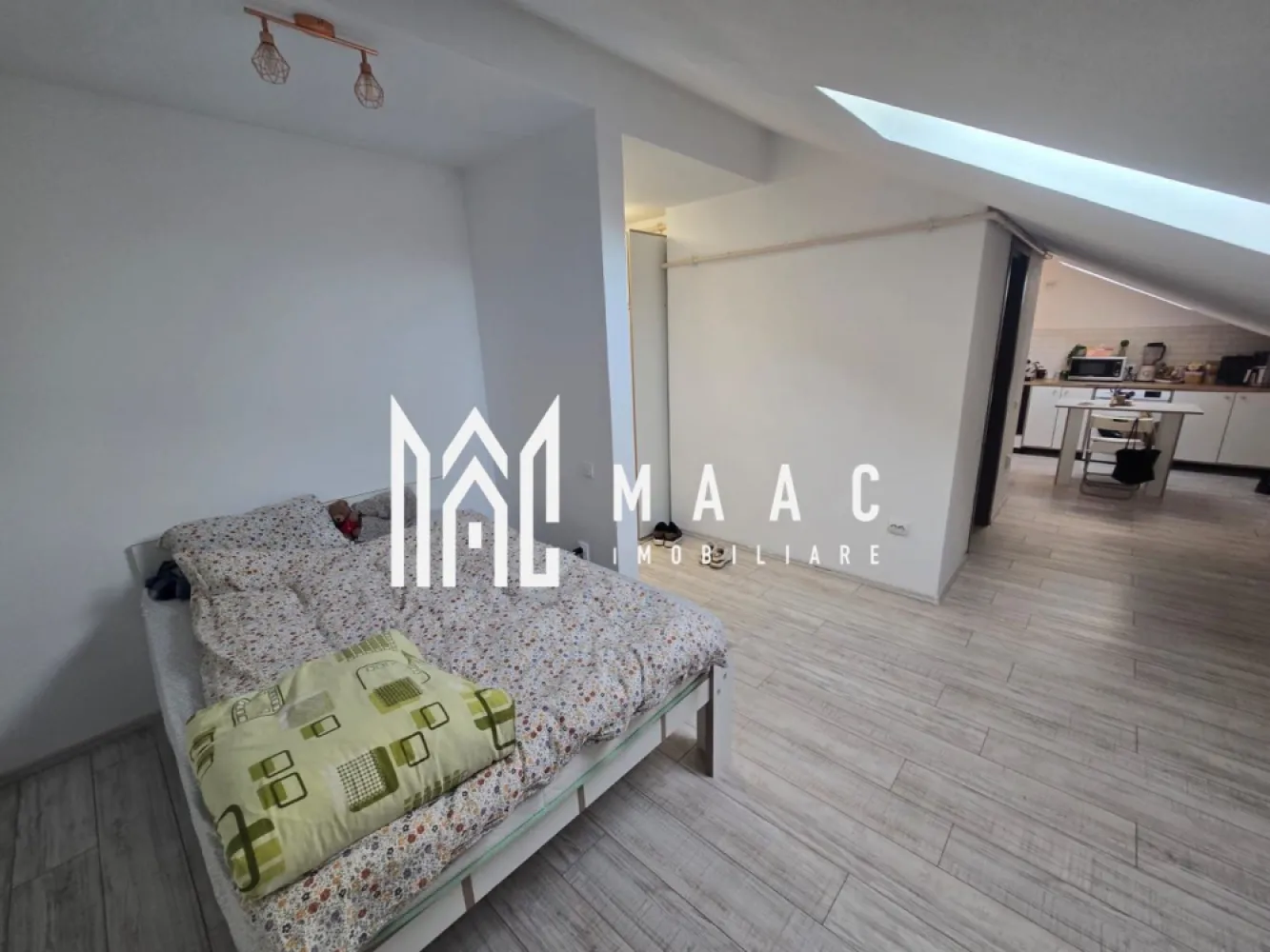 2 garsoniere de vanzare zona Turnisor - MAAC Imobiliare vă propune spre vânzare două garsoniere situate în Turnișor, zona Neppendorf (în spate Lukoil), ideale atât pentru investiție, cât și pentru locuit, fiind deja închiriate și generând un venit lunar de 550 euro. Proprietățile sunt amplasate una lângă cealaltă, fiecare având CF separat, oferind flexibilitate în administrare sau revânzare. Fiecare garsonieră are o suprafață utilă de 37 mp și este compartimentată eficient, oferind confort și funcționalitate pentru locuire. Compartimentare pentru fiecare unitate: -hol la intrare -bucătărie separată -baie cu geam de aerisire -dormitor Garsonierele se vând complet mobilate și utilate, cu predare de chiriași, fiind o oportunitate excelentă pentru investitori care doresc un randament imediat. Proprietatea include și un loc de parcare. Pentru mai multe detalii, vă rugăm să menționați CP2988737 la telefon. }}